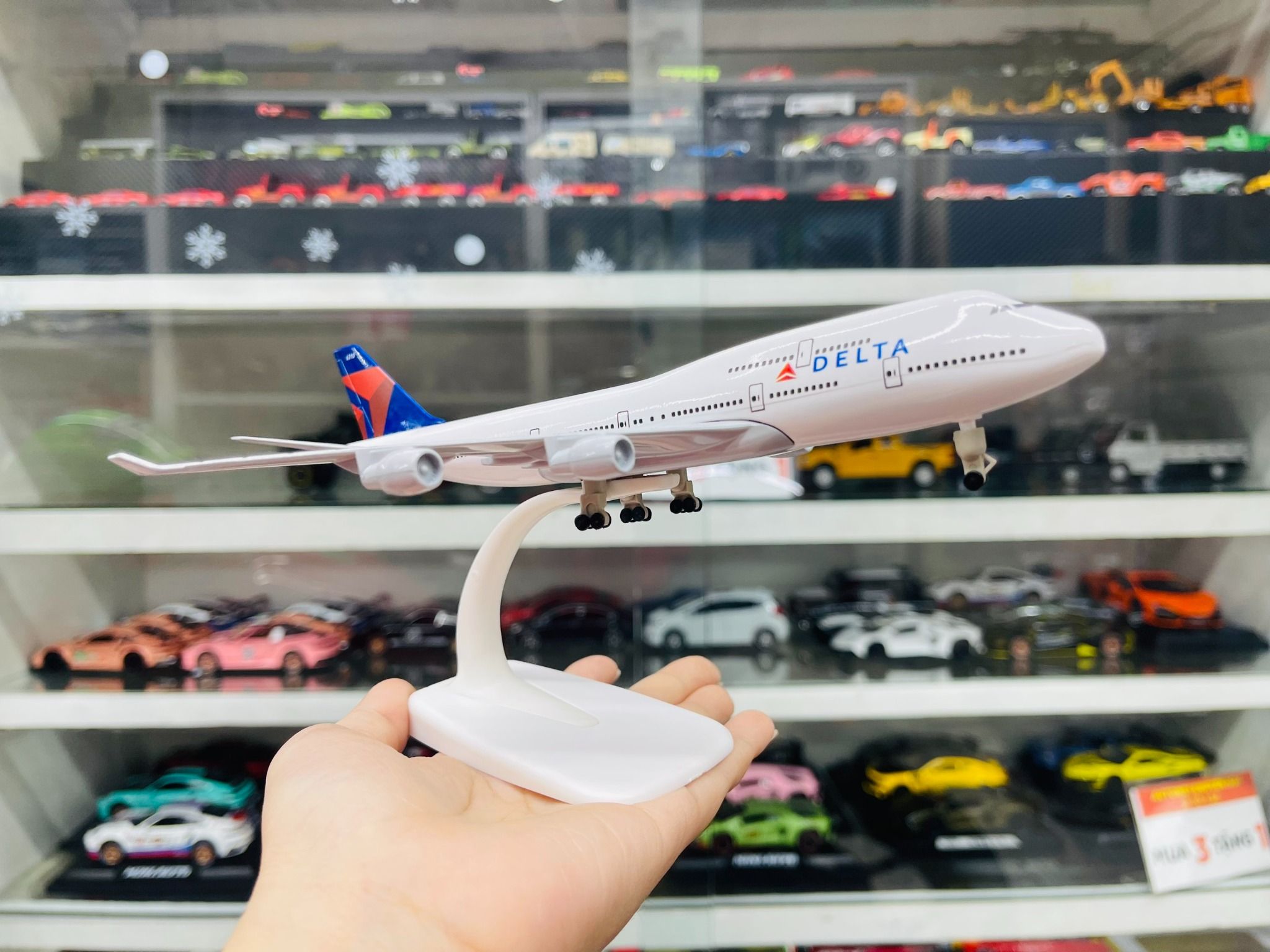 Mô hình máy bay Macon Georgia USA Delta Airlines Boeing B747 có bánh xe 20cm MB20049