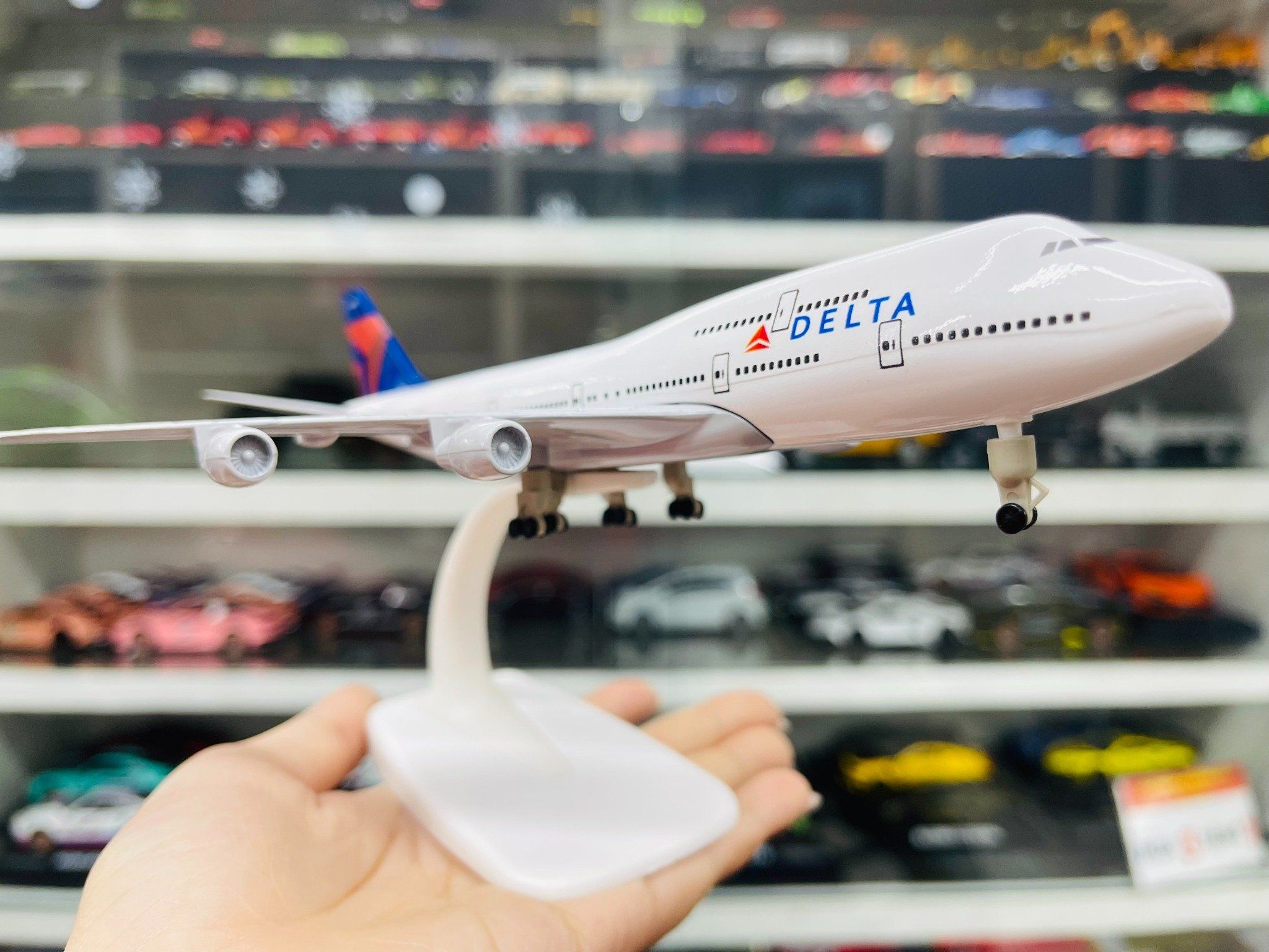 Mô hình máy bay Macon Georgia USA Delta Airlines Boeing B747 có bánh xe 20cm MB20049