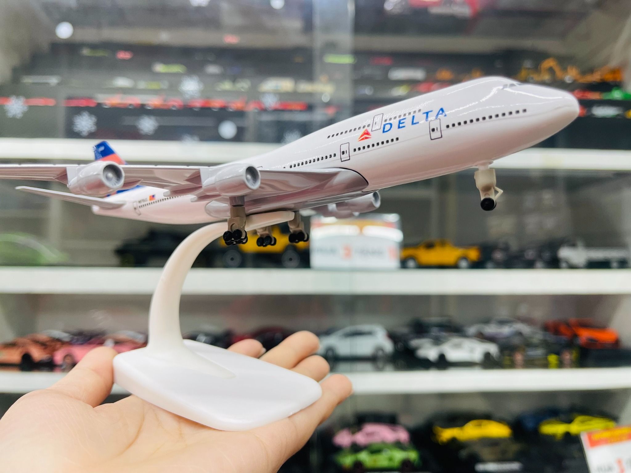 Mô hình máy bay Macon Georgia USA Delta Airlines Boeing B747 có bánh xe 20cm MB20049