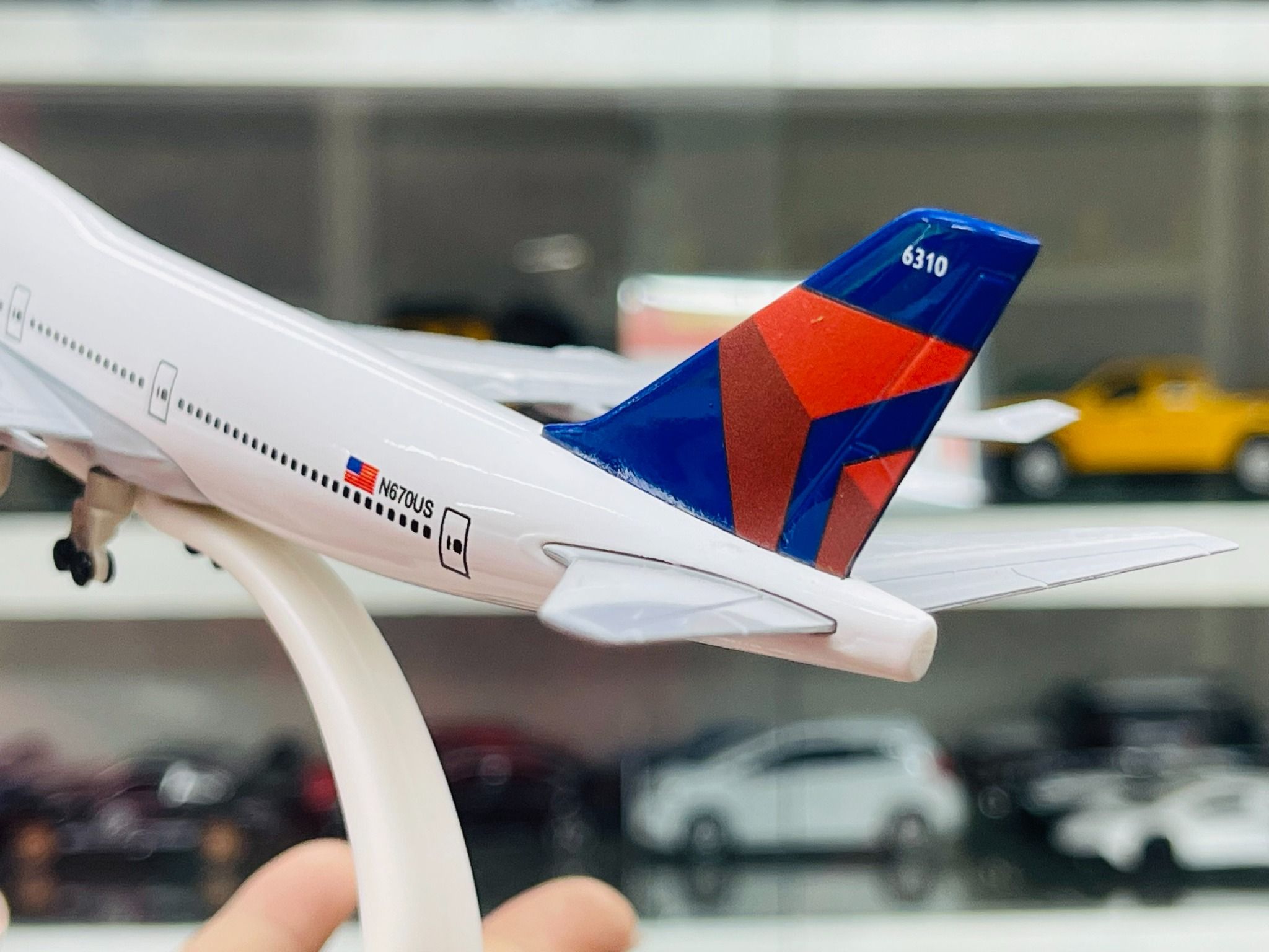 Mô hình máy bay Macon Georgia USA Delta Airlines Boeing B747 có bánh xe 20cm MB20049