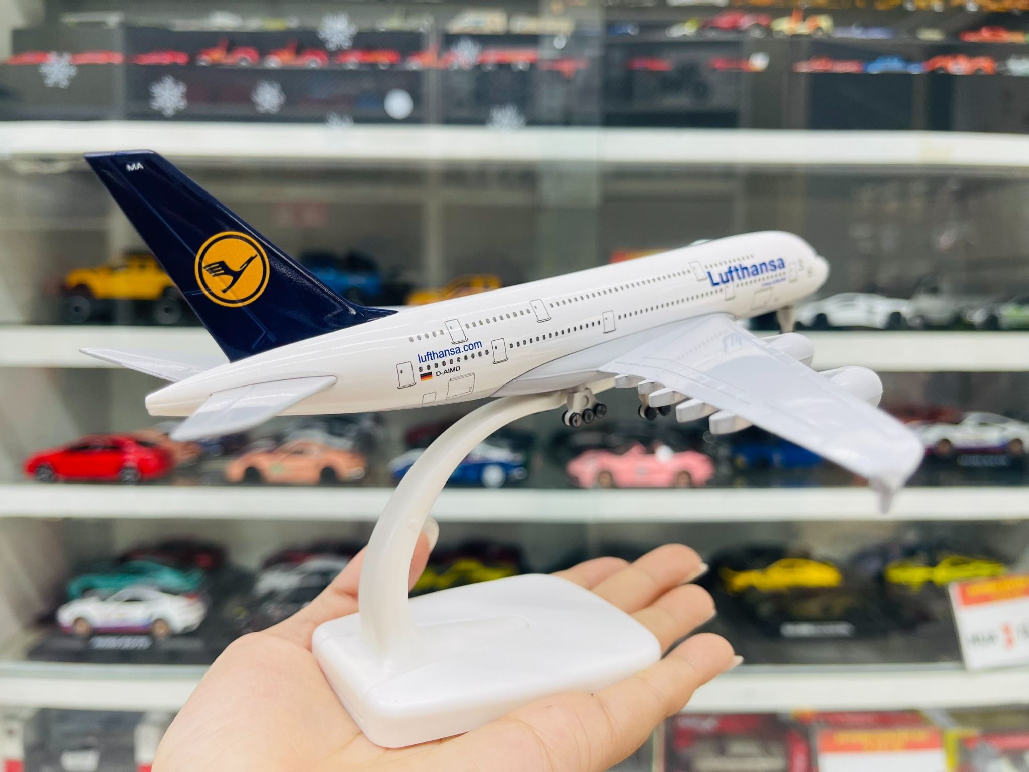 Mô hình máy bay Germany Lufthansa Airbus A380 có bánh xe 20cm MB20050