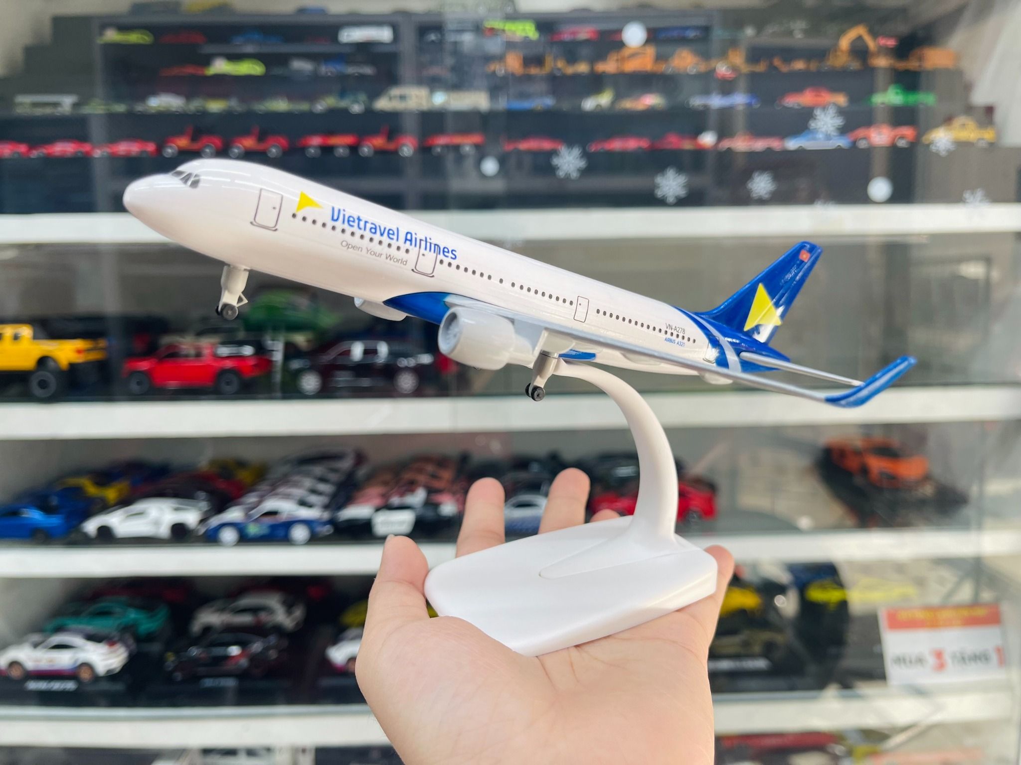 Mô hình máy bay Việt Nam Vietravel Airlines Airbus A321 có bánh xe 20cm MB20052