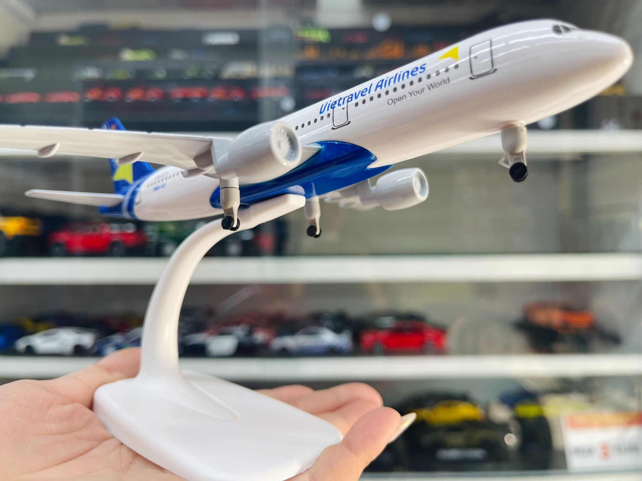 Mô hình máy bay Việt Nam Vietravel Airlines Airbus A321 có bánh xe 20cm MB20052