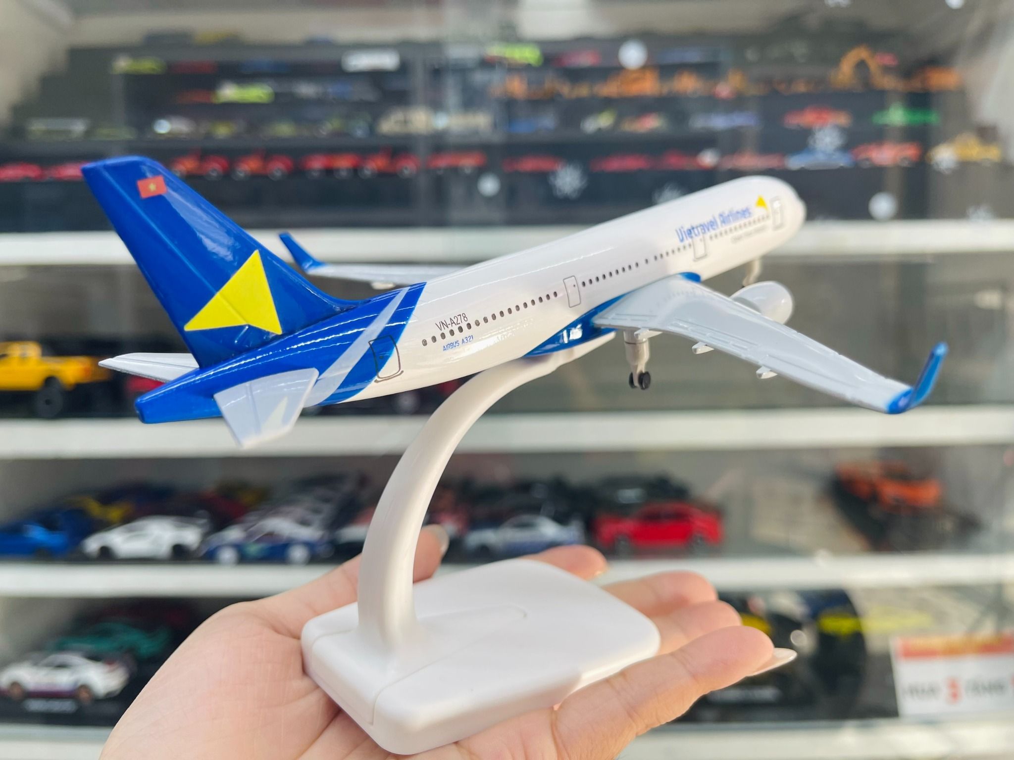 Mô hình máy bay Việt Nam Vietravel Airlines Airbus A321 có bánh xe 20cm MB20052