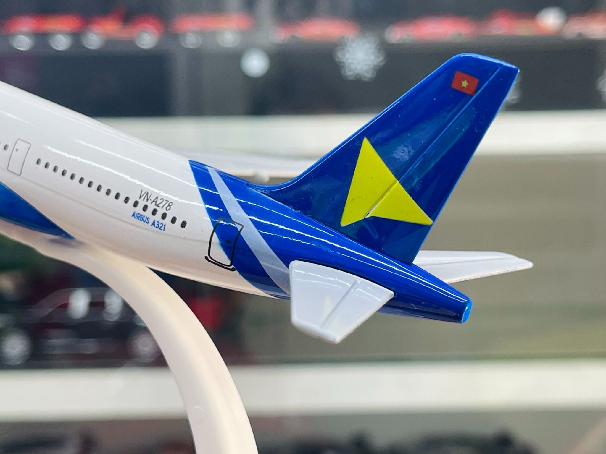 Mô hình máy bay Việt Nam Vietravel Airlines Airbus A321 có bánh xe 20cm MB20052