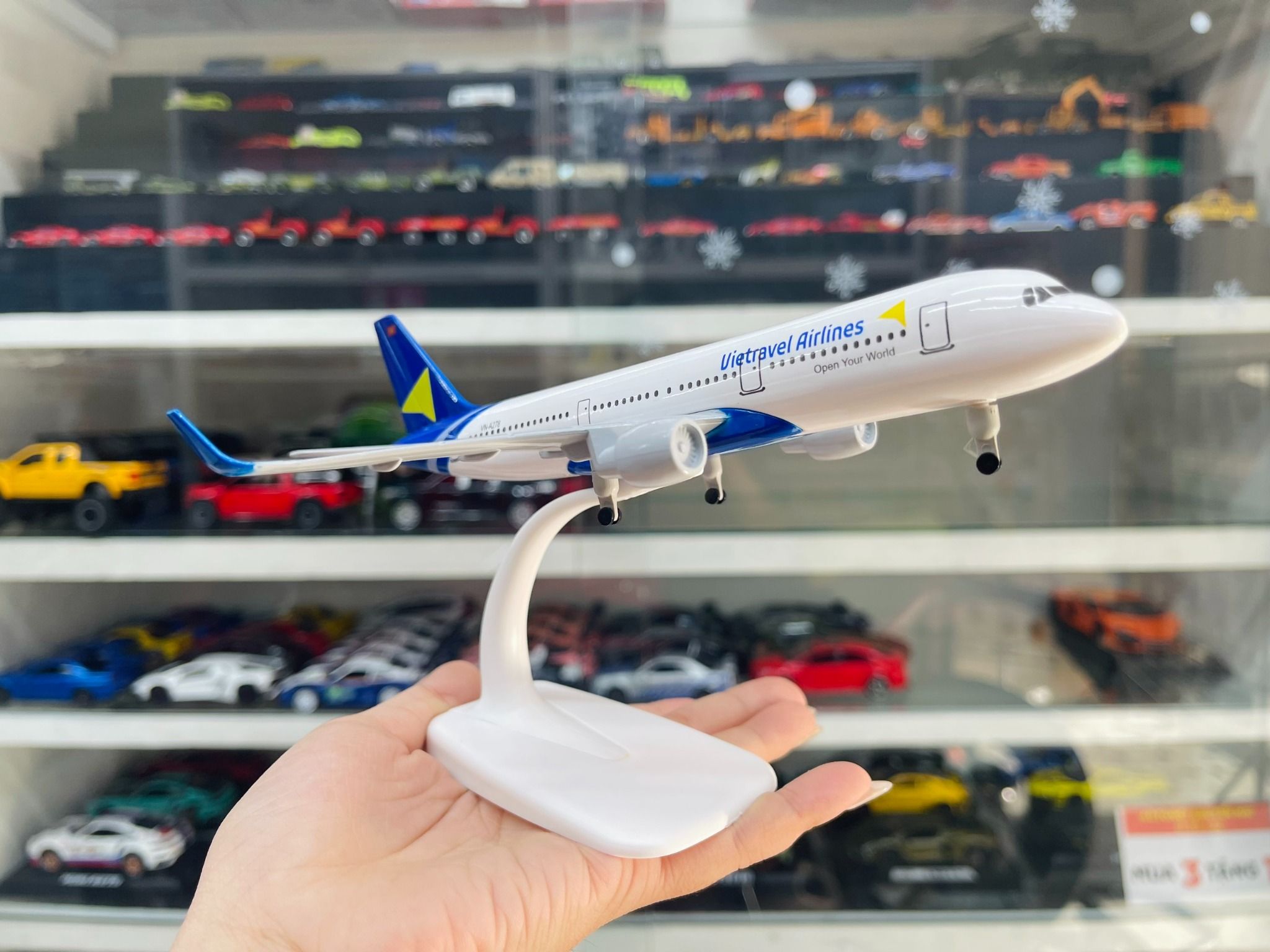 Mô hình máy bay Việt Nam Vietravel Airlines Airbus A321 có bánh xe 20cm MB20052