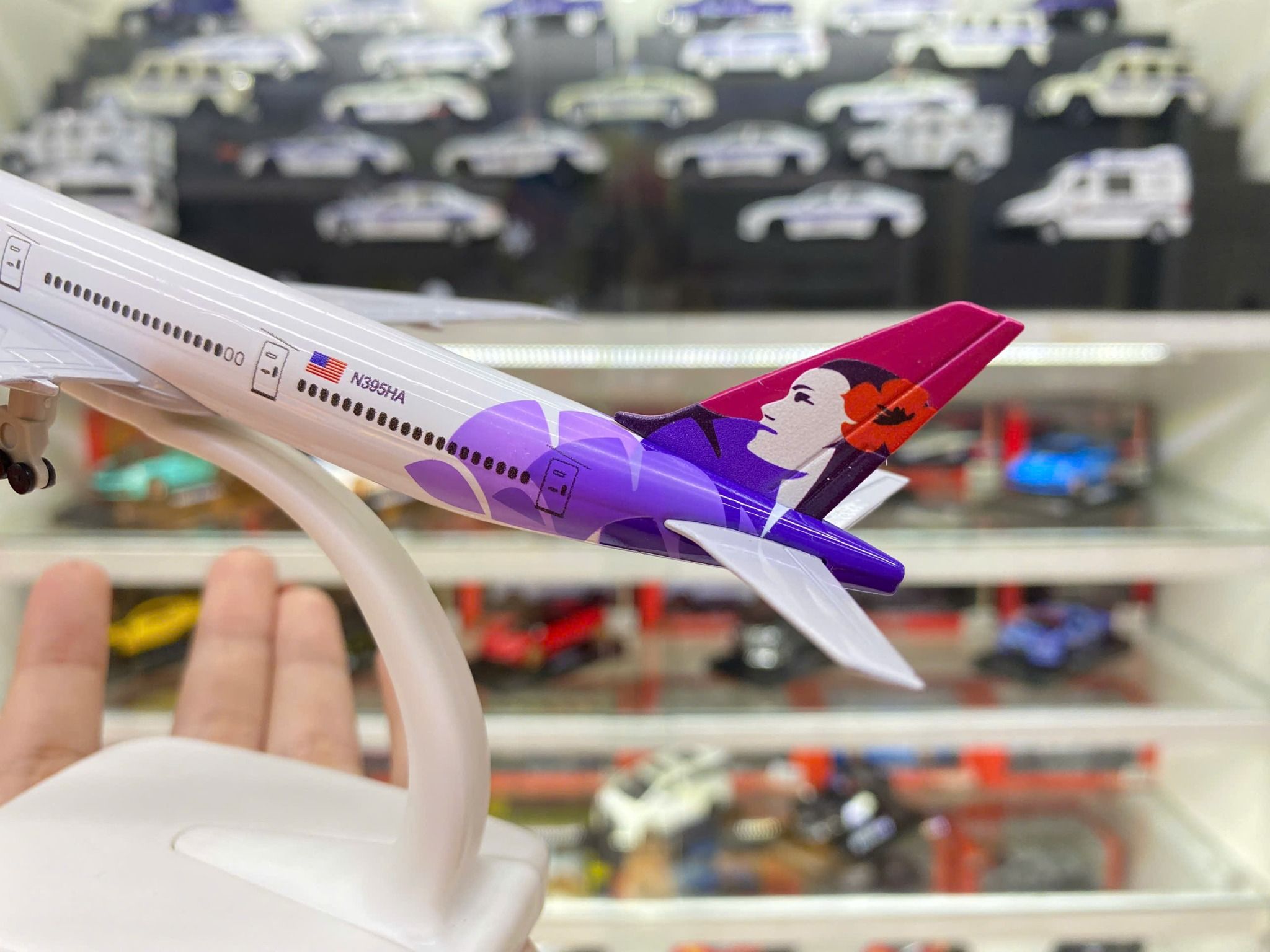Mô hình máy bay Hawaiian Airlines Boeing B777 có bánh xe 20cm MB20054
