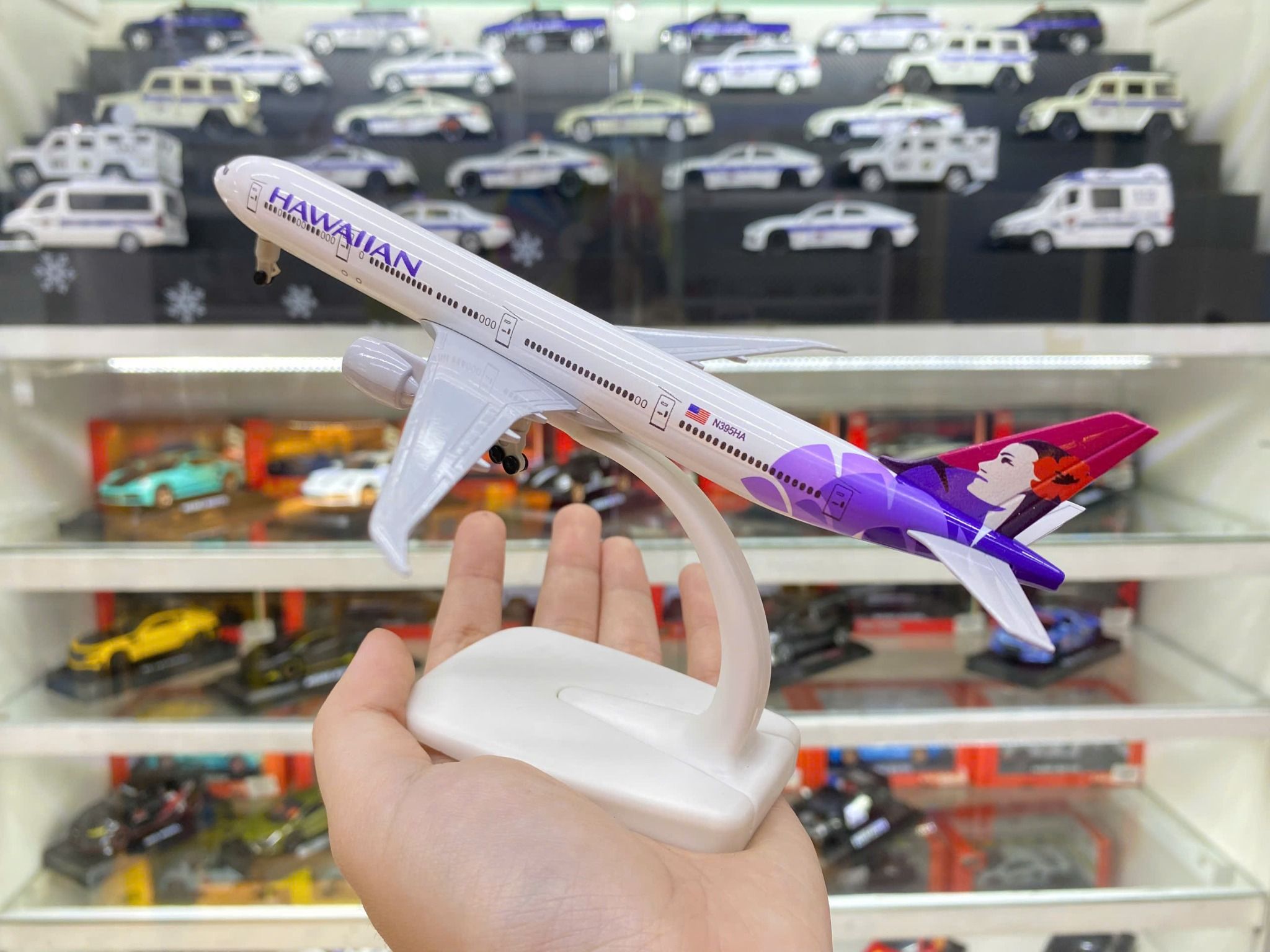 Mô hình máy bay Hawaiian Airlines Boeing B777 có bánh xe 20cm MB20054