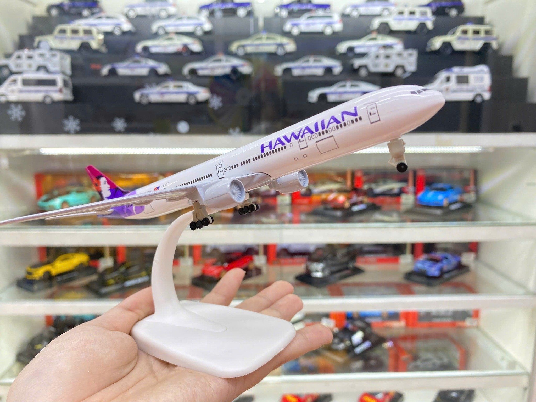 Mô hình máy bay Hawaiian Airlines Boeing B777 có bánh xe 20cm MB20054