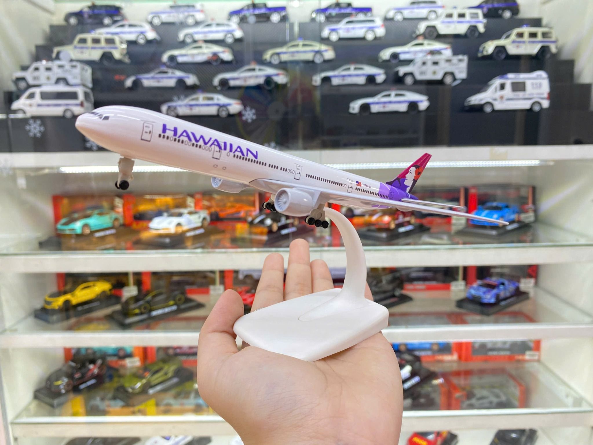 Mô hình máy bay Hawaiian Airlines Boeing B777 có bánh xe 20cm MB20054