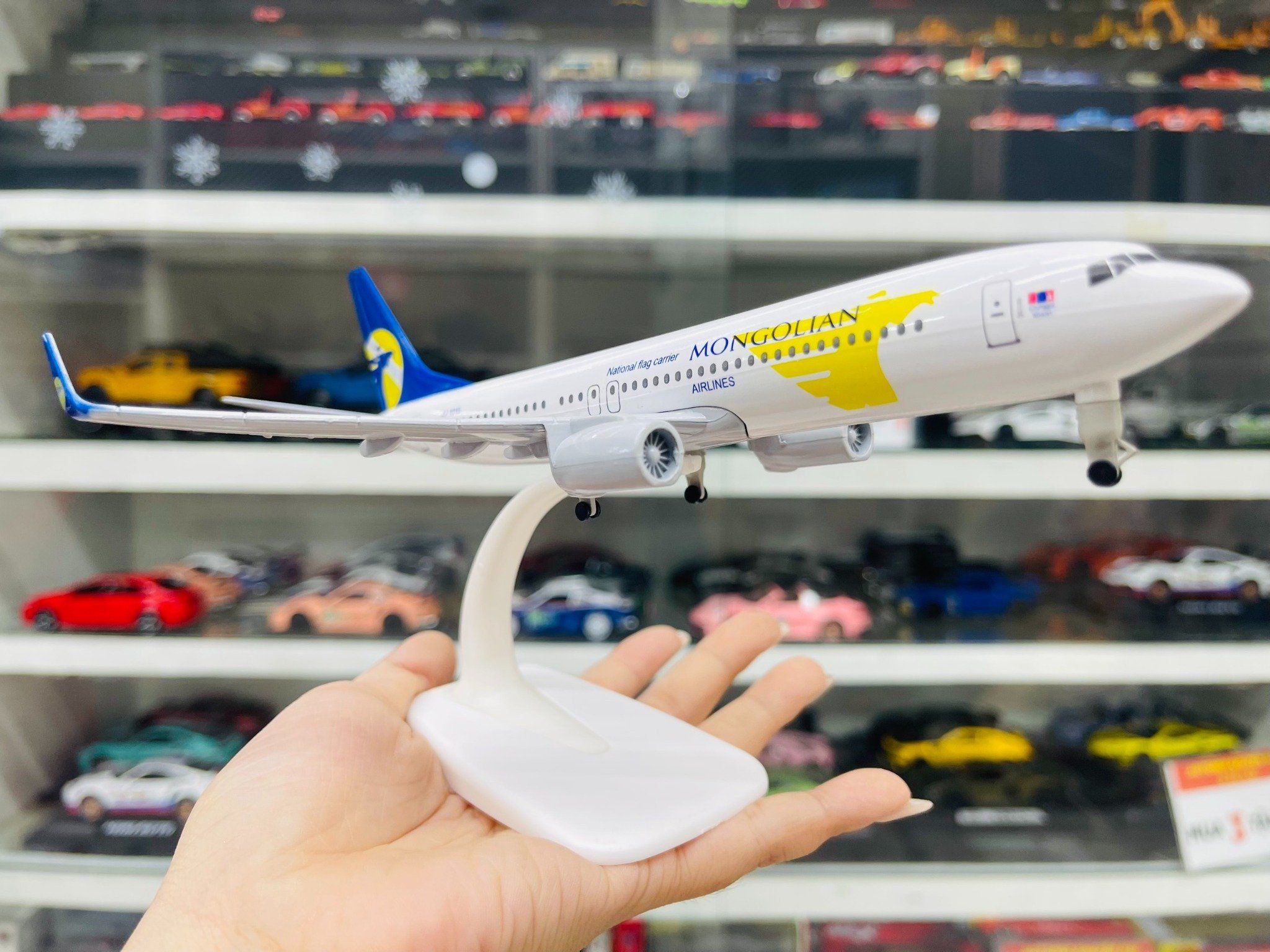 Mô hình máy bay Mông cổ MIAT Mongolian Airlines Boeing B737 có bánh xe 20cm MB20055