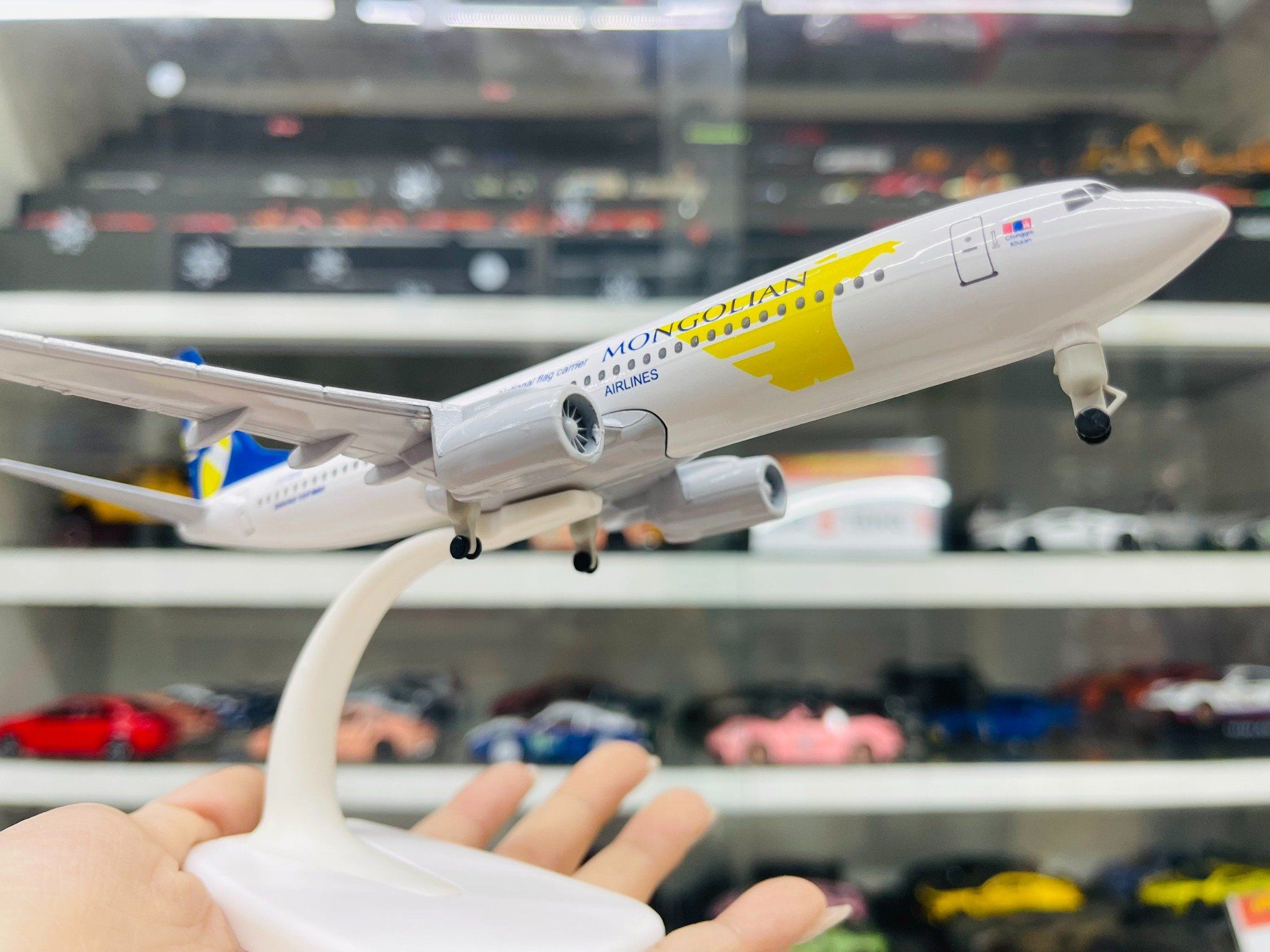 Mô hình máy bay Mông cổ MIAT Mongolian Airlines Boeing B737 có bánh xe 20cm MB20055