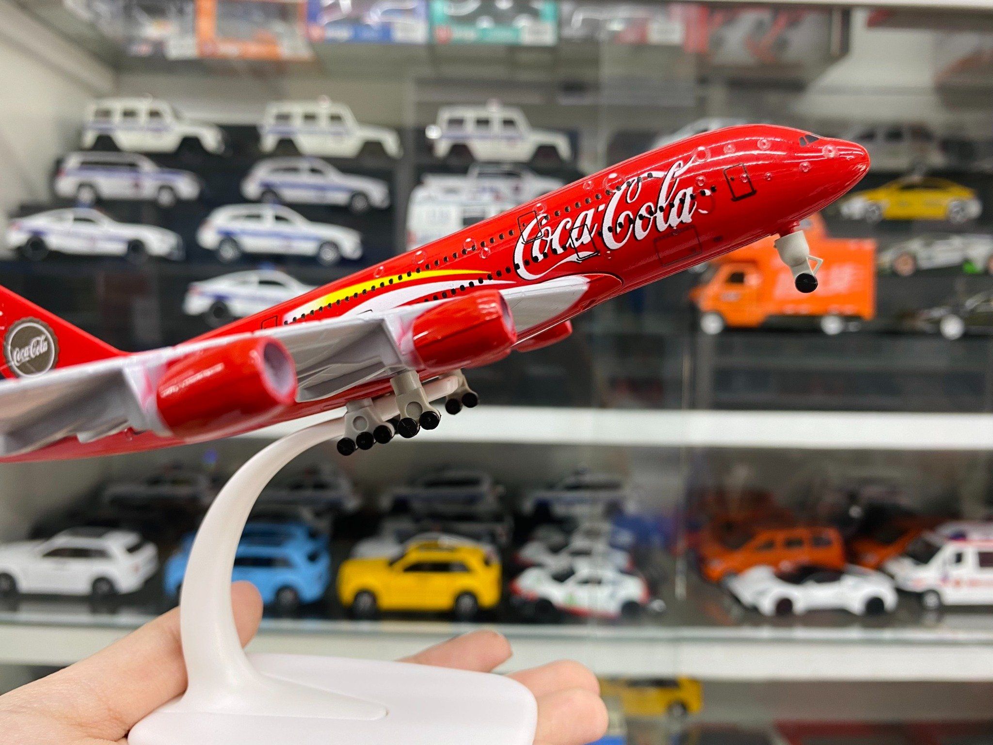 Mô hình máy bay Coca cola Airlines Airbus A380 20cm có bánh xe MB20056