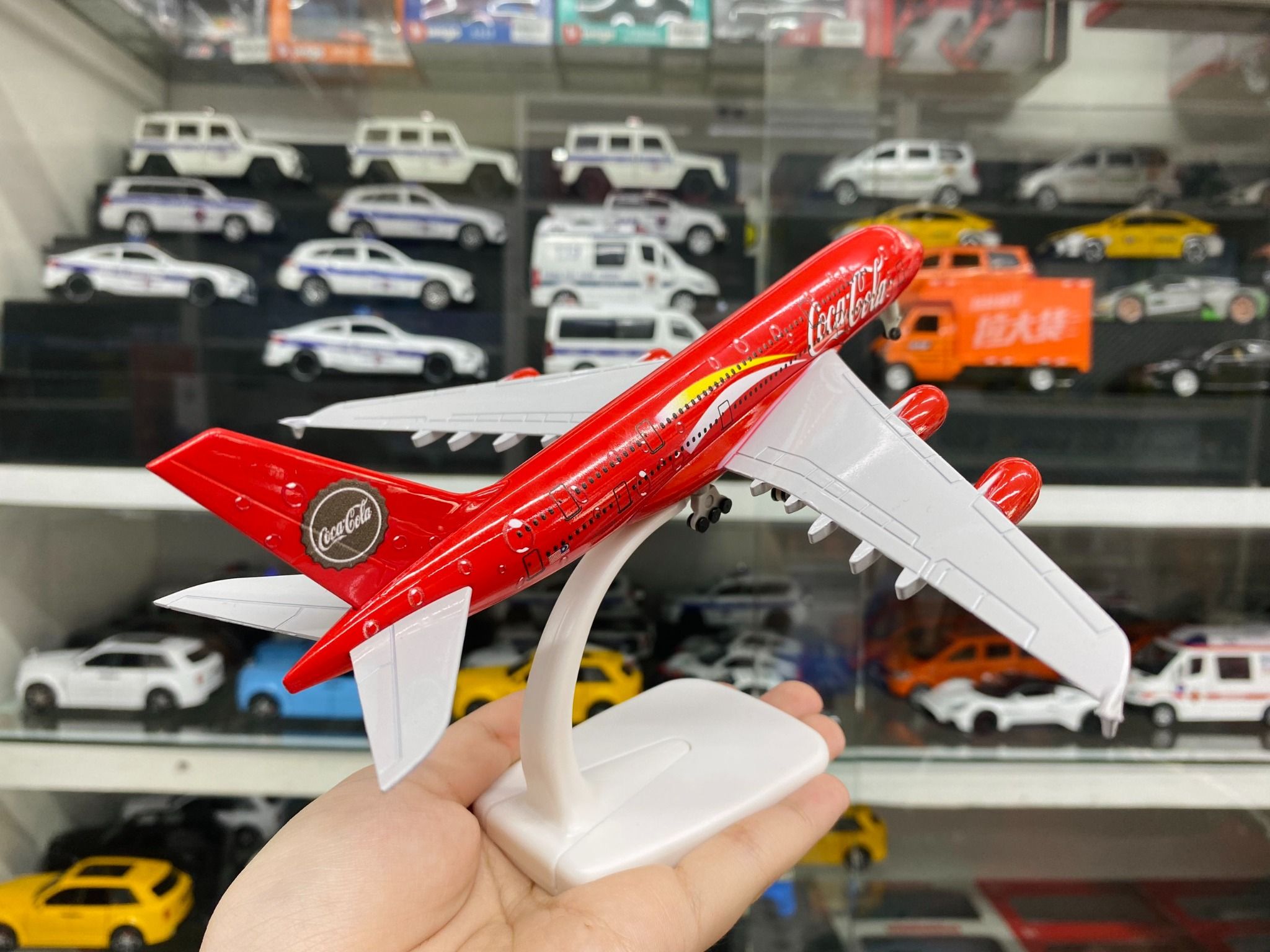 Mô hình máy bay Coca cola Airlines Airbus A380 20cm có bánh xe MB20056