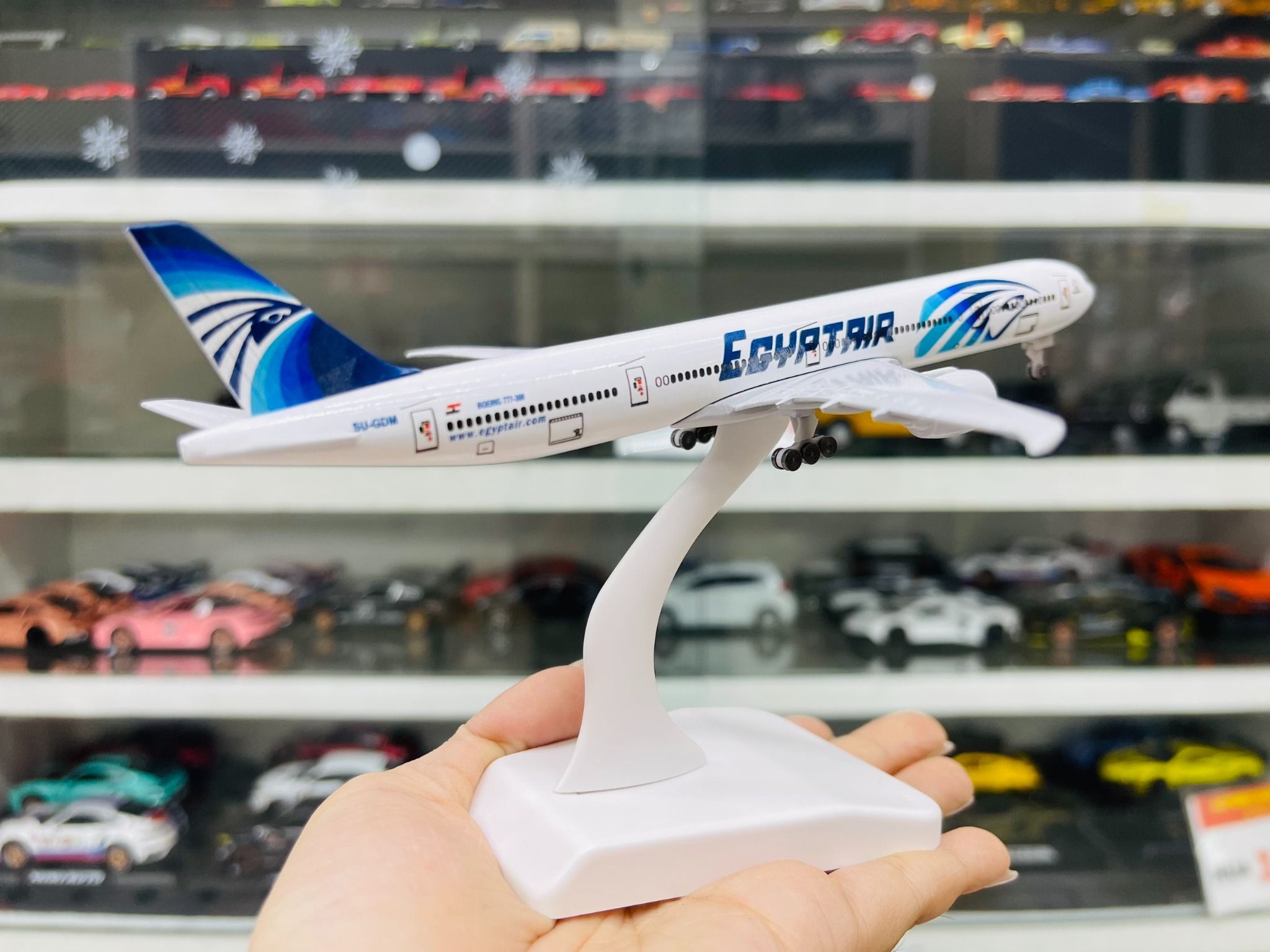Mô hình máy bay Ai Cập Egyptair Boeing B777 có bánh xe 20cm MB20060