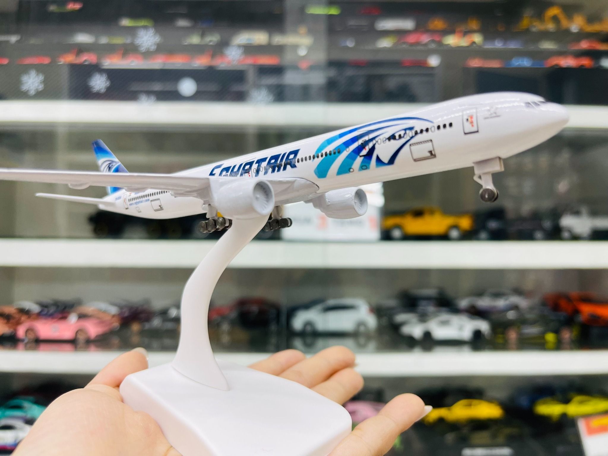 Mô hình máy bay Ai Cập Egyptair Boeing B777 có bánh xe 20cm MB20060