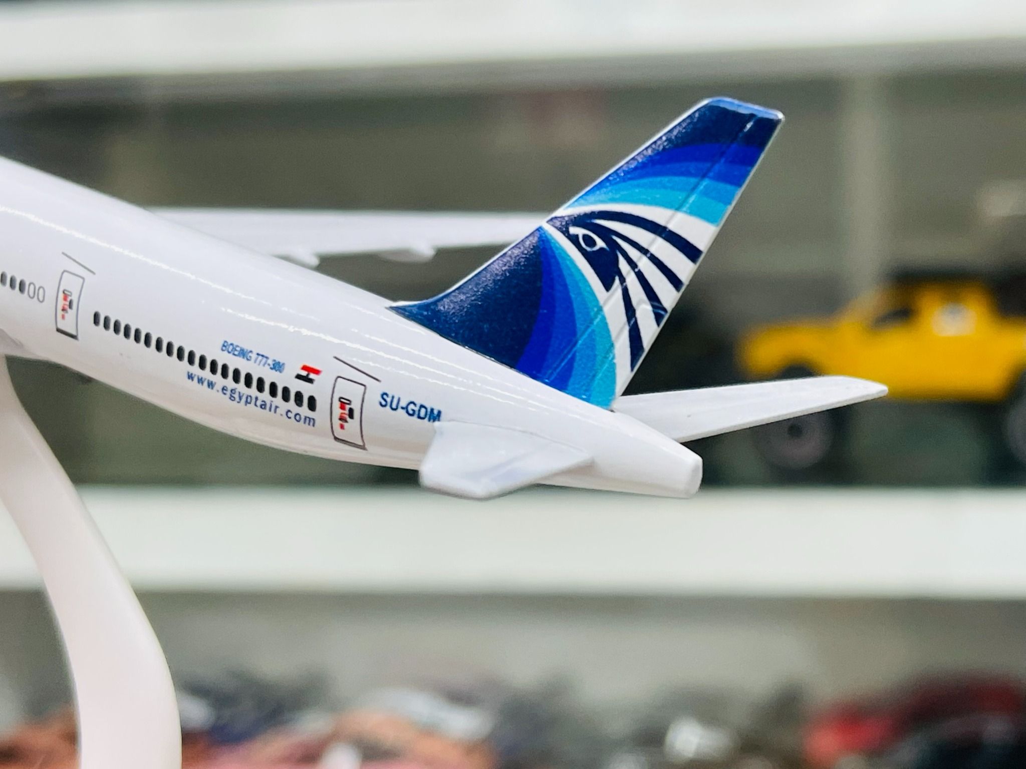 Mô hình máy bay Ai Cập Egyptair Boeing B777 có bánh xe 20cm MB20060