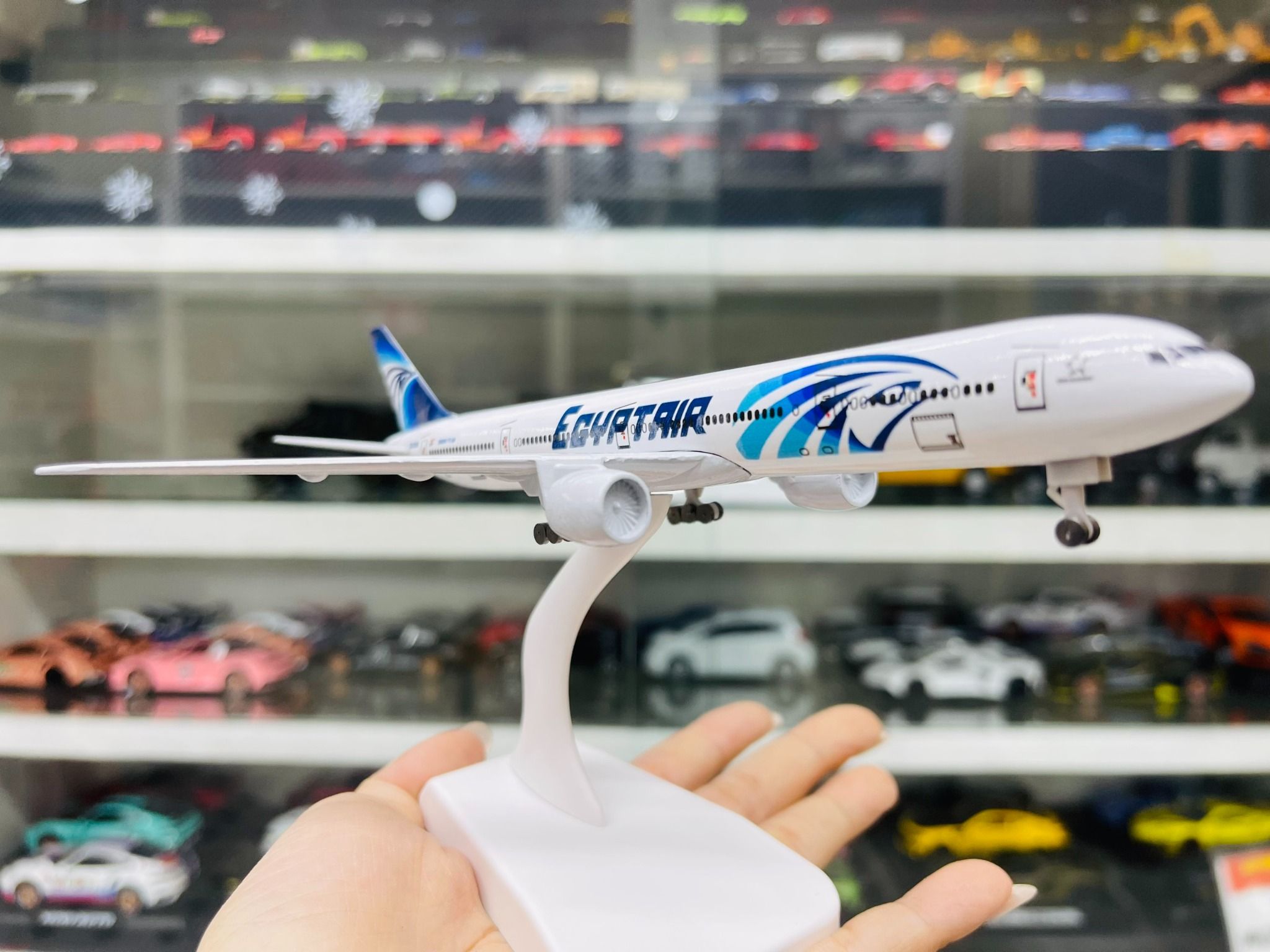 Mô hình máy bay Ai Cập Egyptair Boeing B777 có bánh xe 20cm MB20060