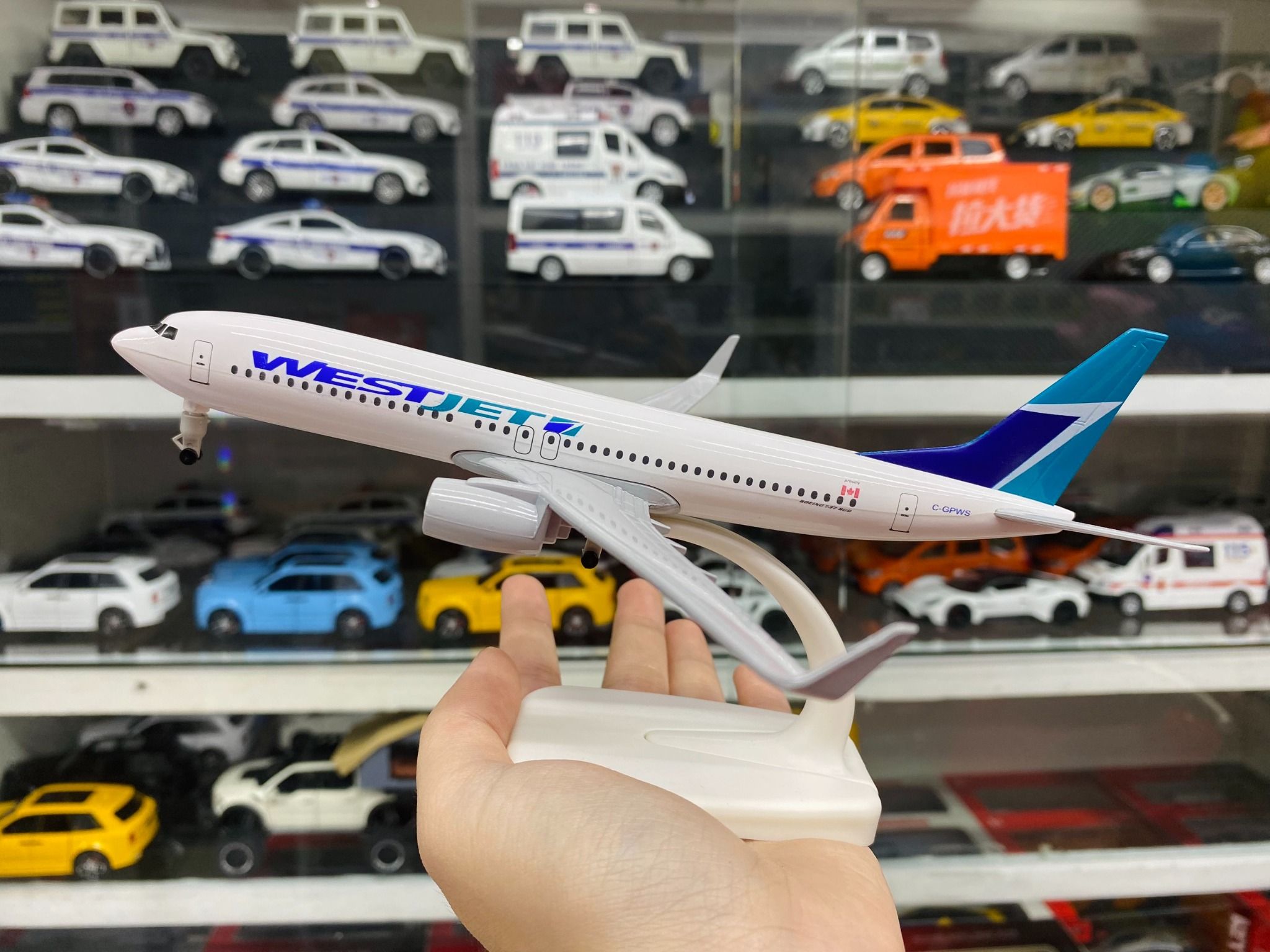 Mô hình máy bay WestJet Boeing B737 có bánh xe 20cm MB20067