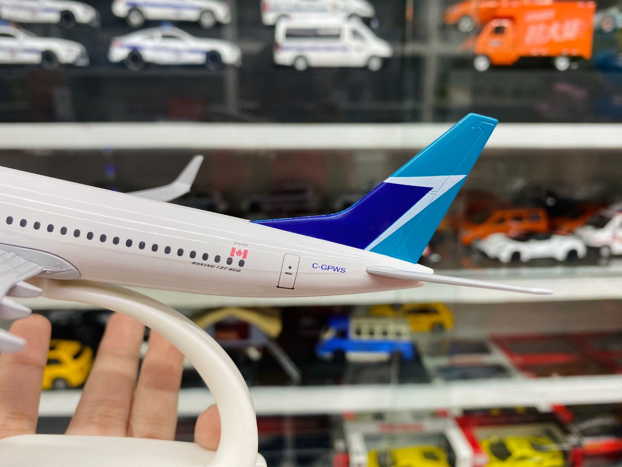 Mô hình máy bay WestJet Boeing B737 có bánh xe 20cm MB20067