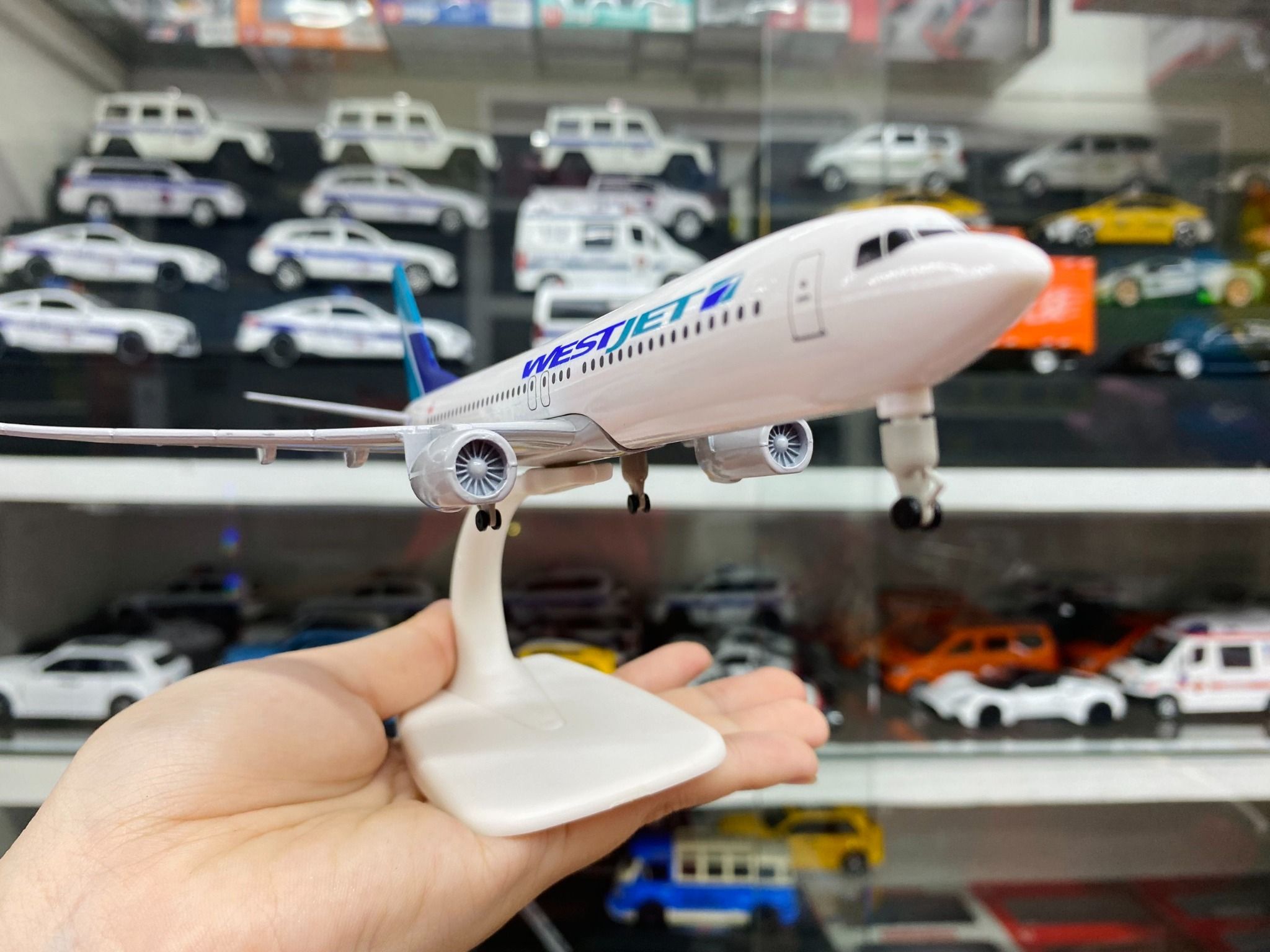 Mô hình máy bay WestJet Boeing B737 có bánh xe 20cm MB20067