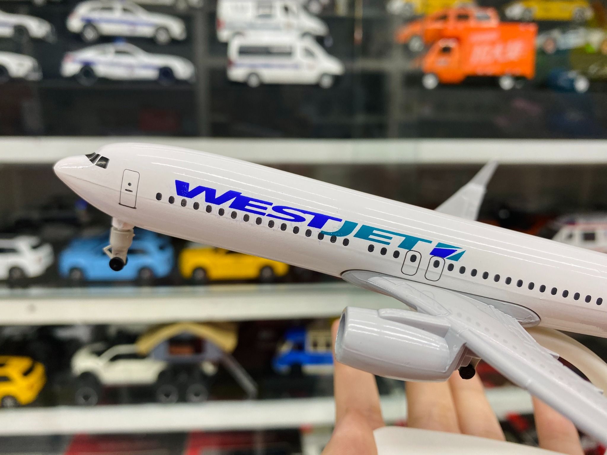 Mô hình máy bay WestJet Boeing B737 có bánh xe 20cm MB20067