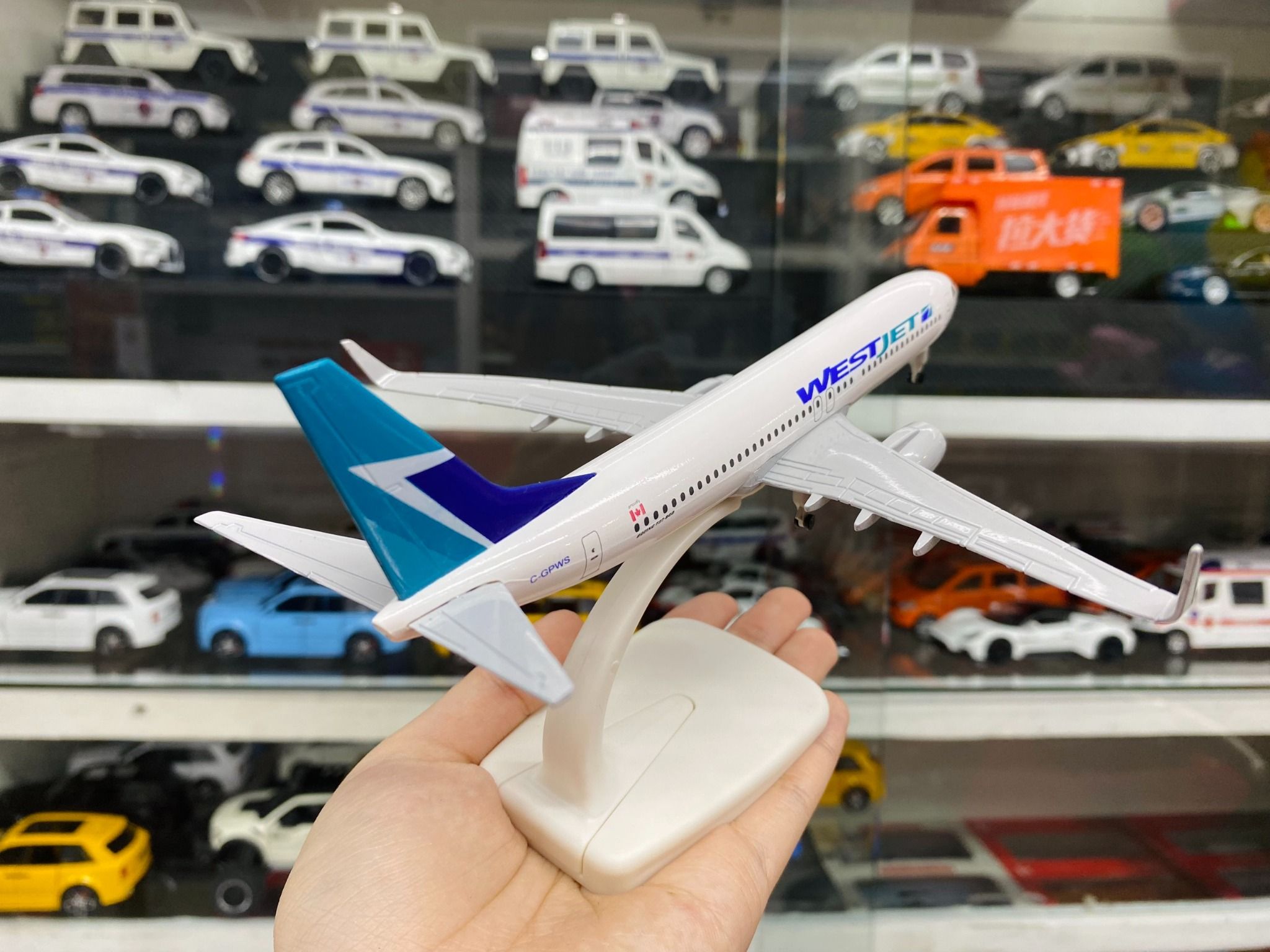 Mô hình máy bay WestJet Boeing B737 có bánh xe 20cm MB20067