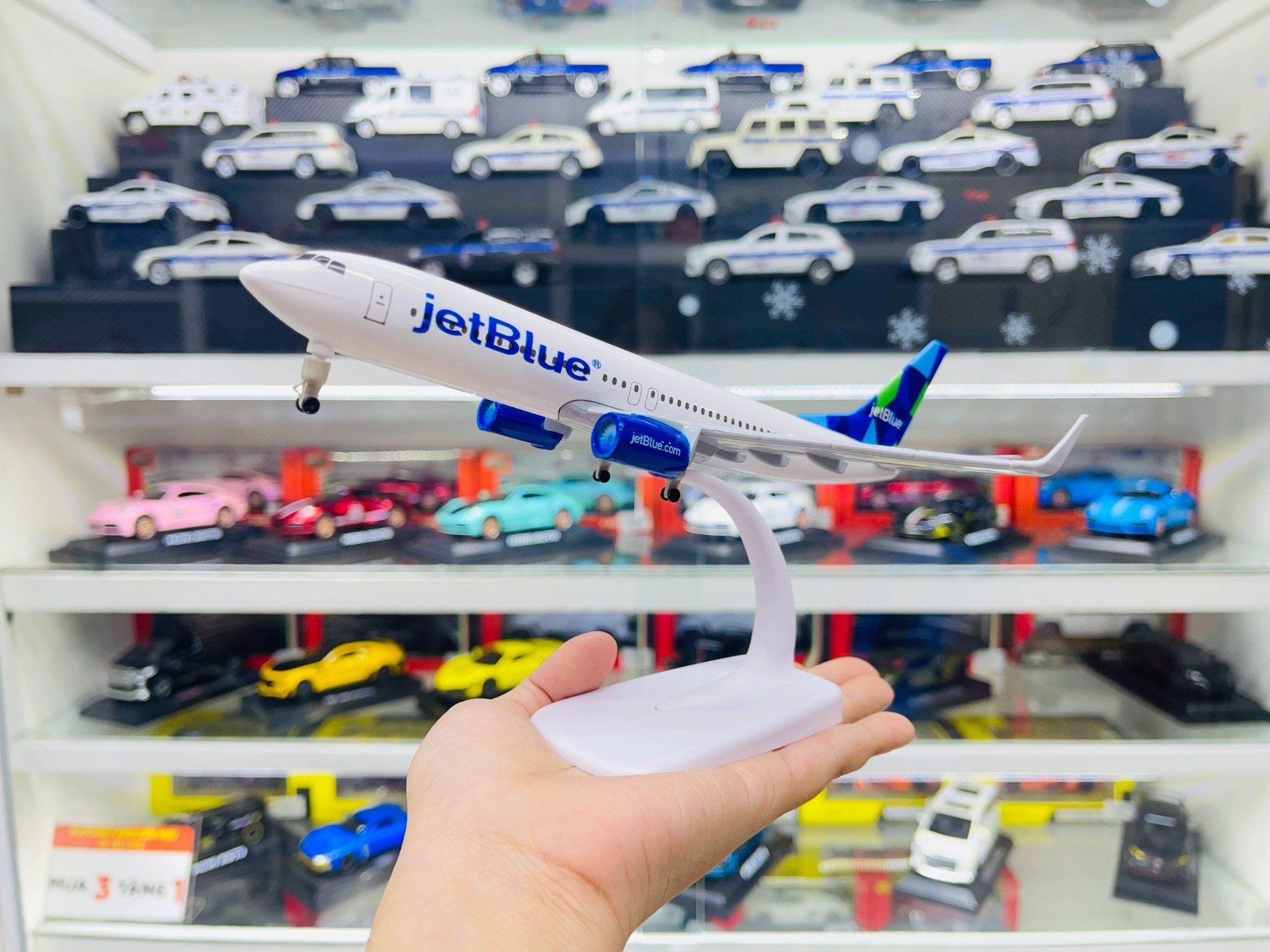 Mô hình máy bay JetBlue Airways Boeing B737 có bánh xe 20cm MB20068
