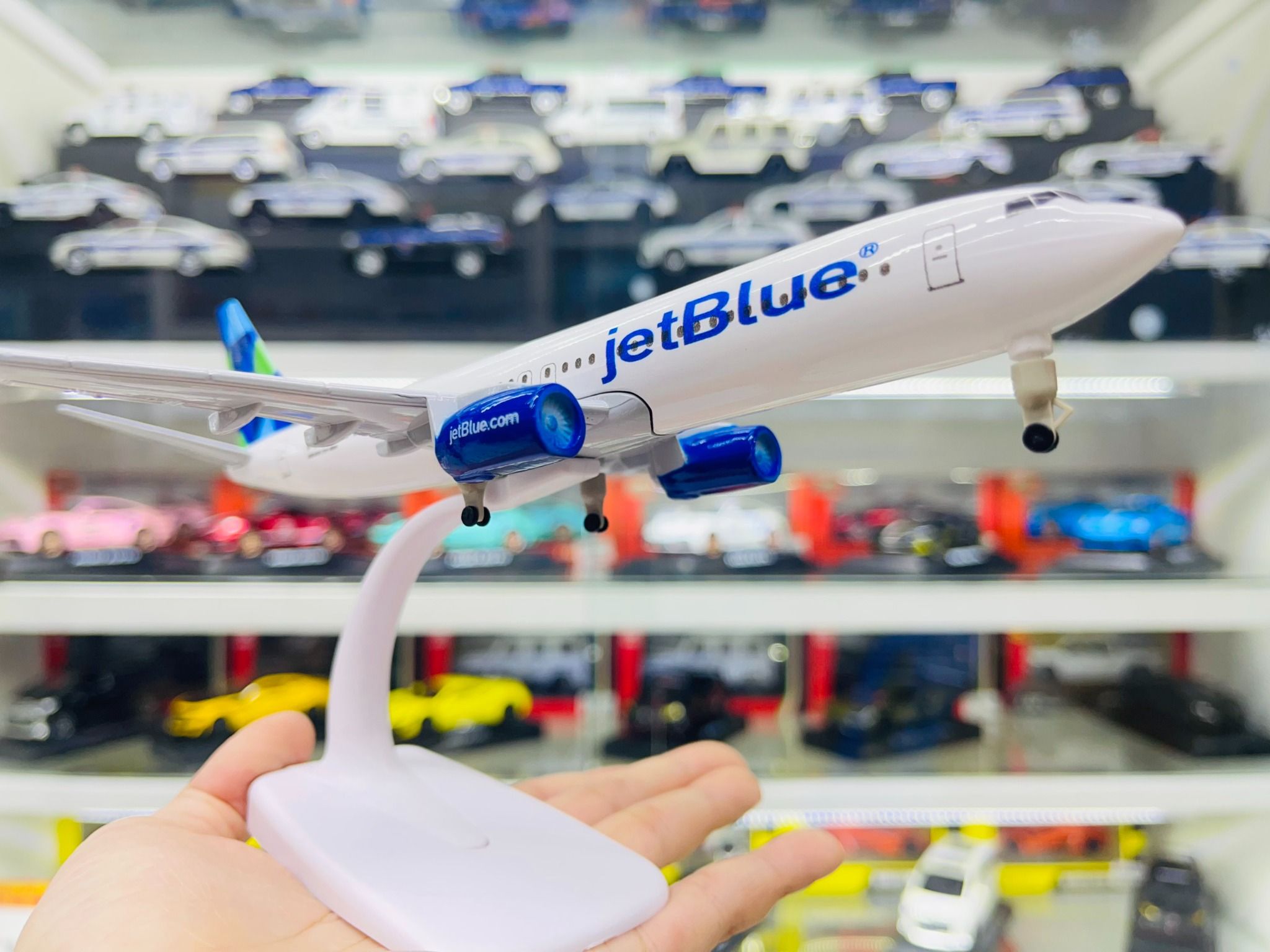 Mô hình máy bay JetBlue Airways Boeing B737 có bánh xe 20cm MB20068