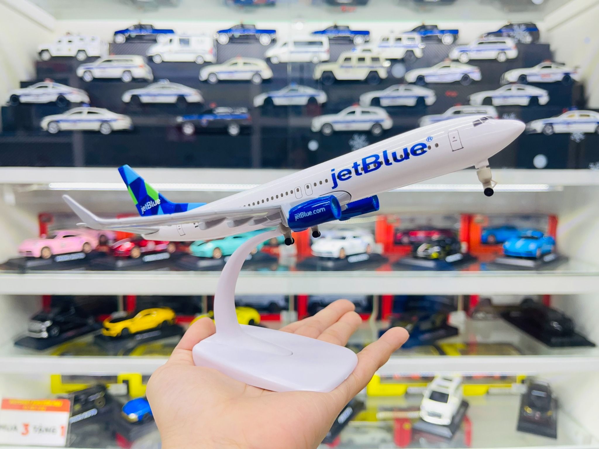 Mô hình máy bay JetBlue Airways Boeing B737 có bánh xe 20cm MB20068