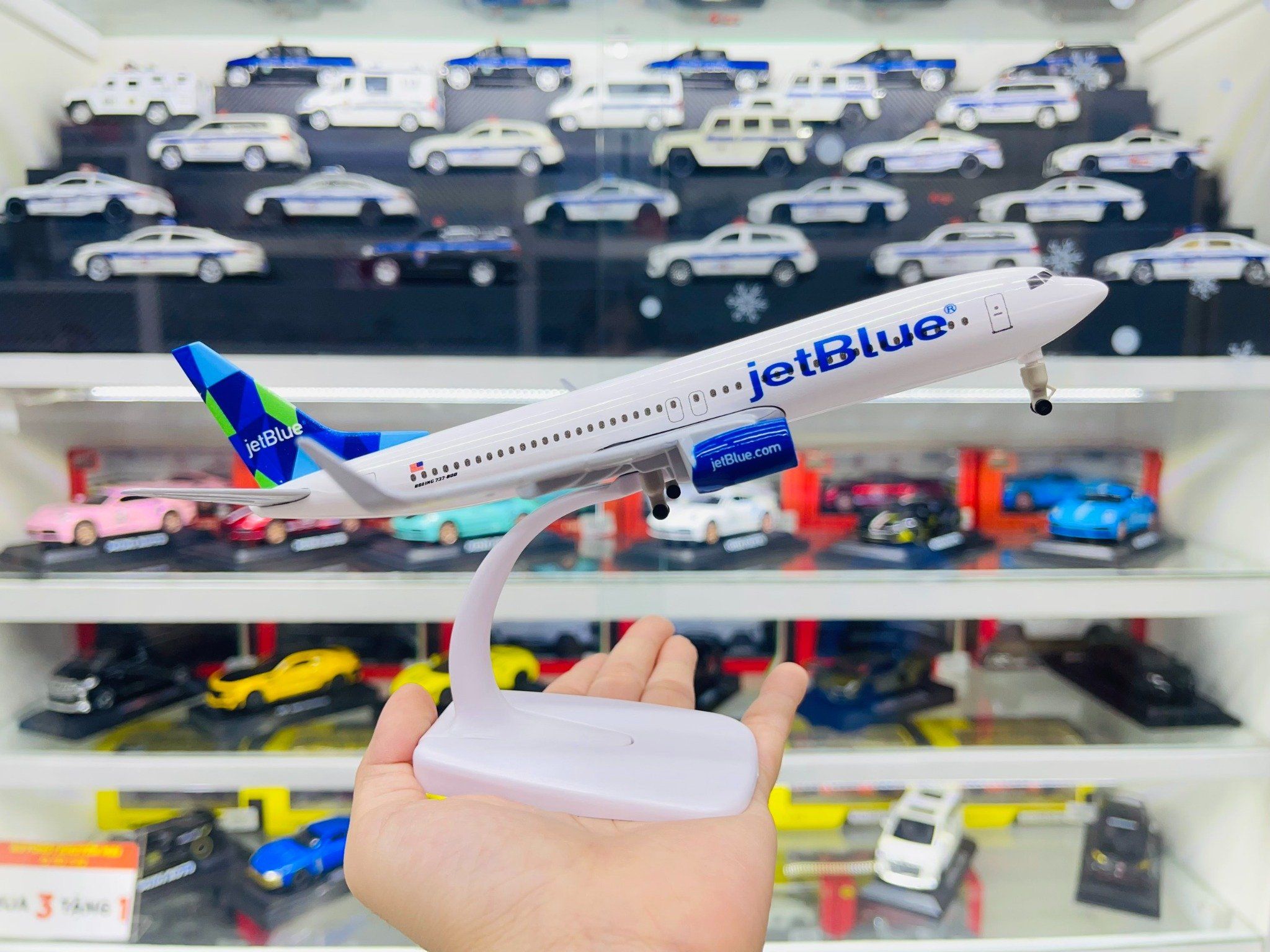 Mô hình máy bay JetBlue Airways Boeing B737 có bánh xe 20cm MB20068