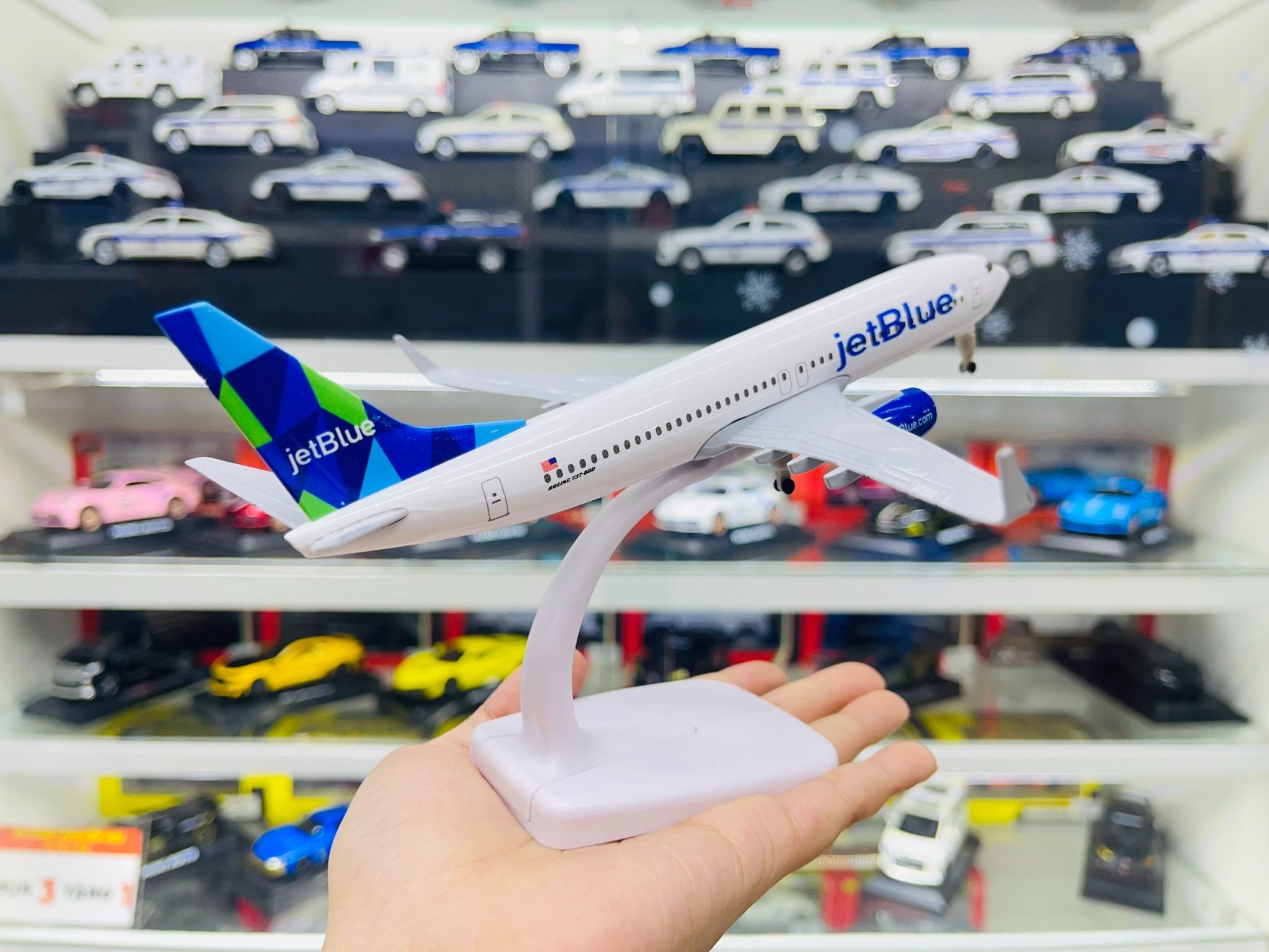 Mô hình máy bay JetBlue Airways Boeing B737 có bánh xe 20cm MB20068