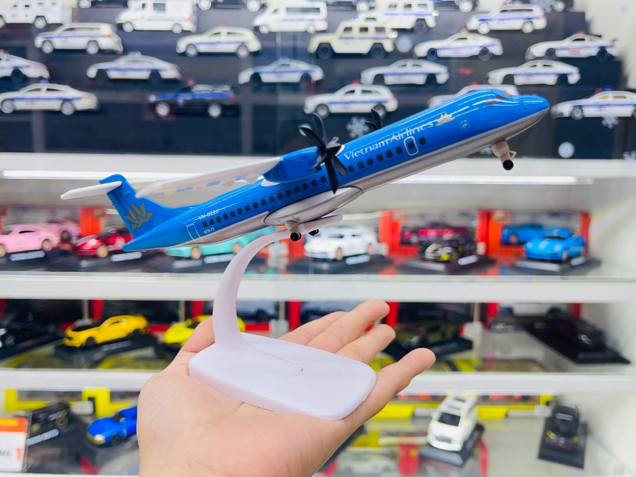 Mô hình máy bay cánh quạt Vietnam Airlines ATR 20cm MB20069