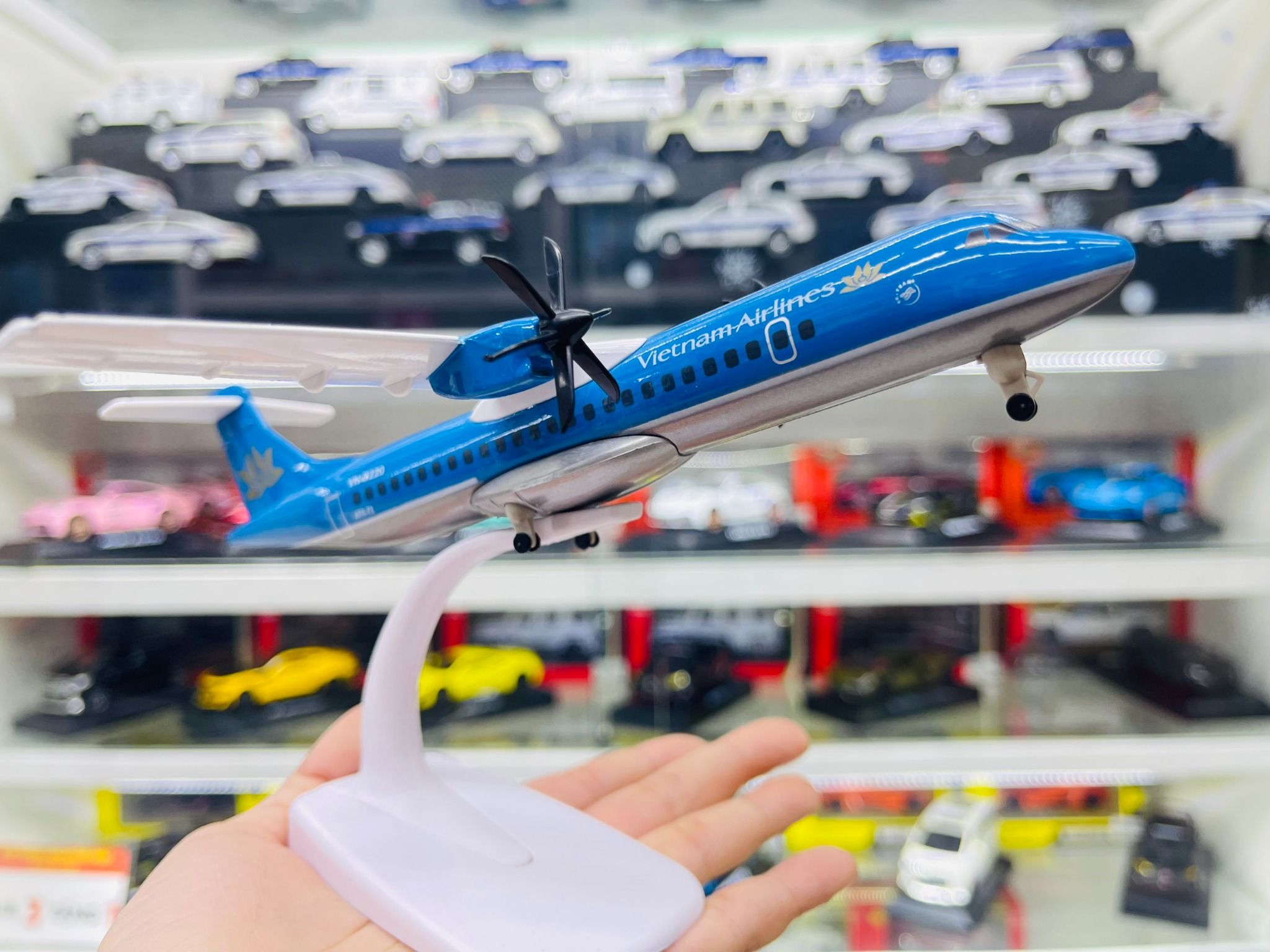 Mô hình máy bay cánh quạt Vietnam Airlines ATR 20cm MB20069