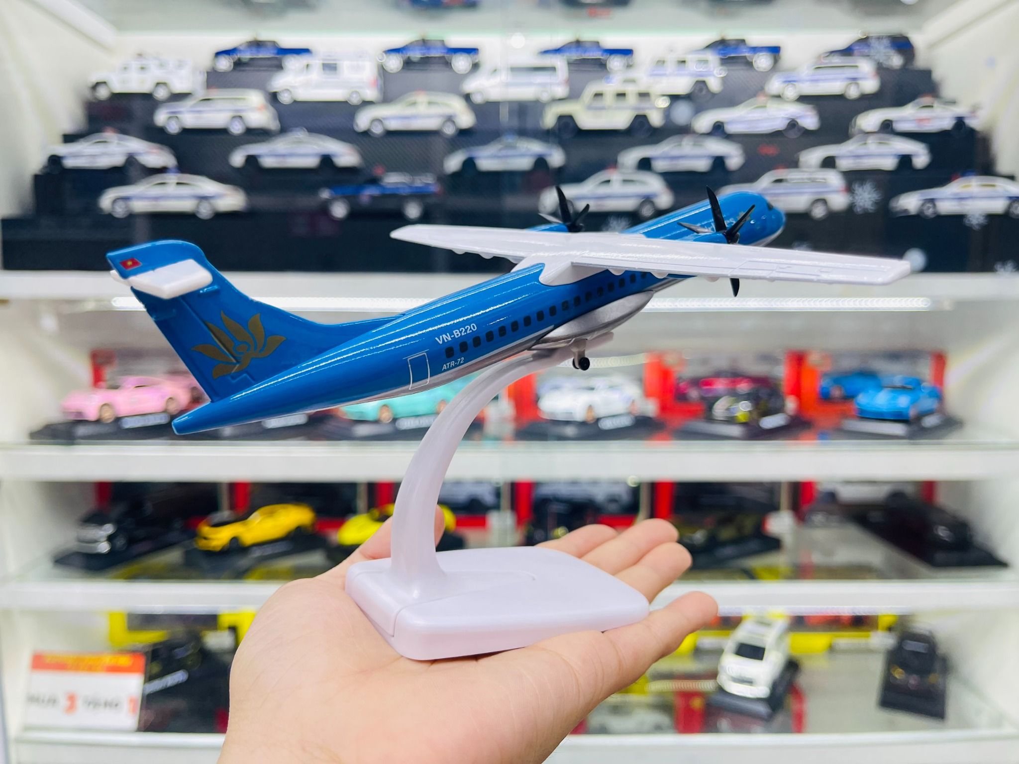Mô hình máy bay cánh quạt Vietnam Airlines ATR 20cm MB20069