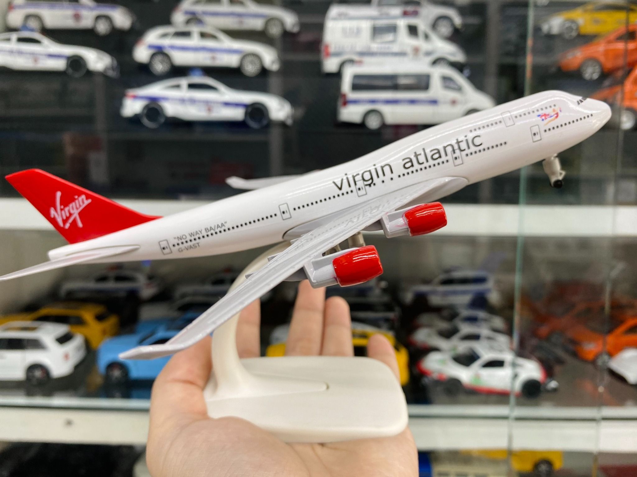 Mô hình máy bay Canada Virgin Atlantic Airways Boeing B747 20cm MB20072