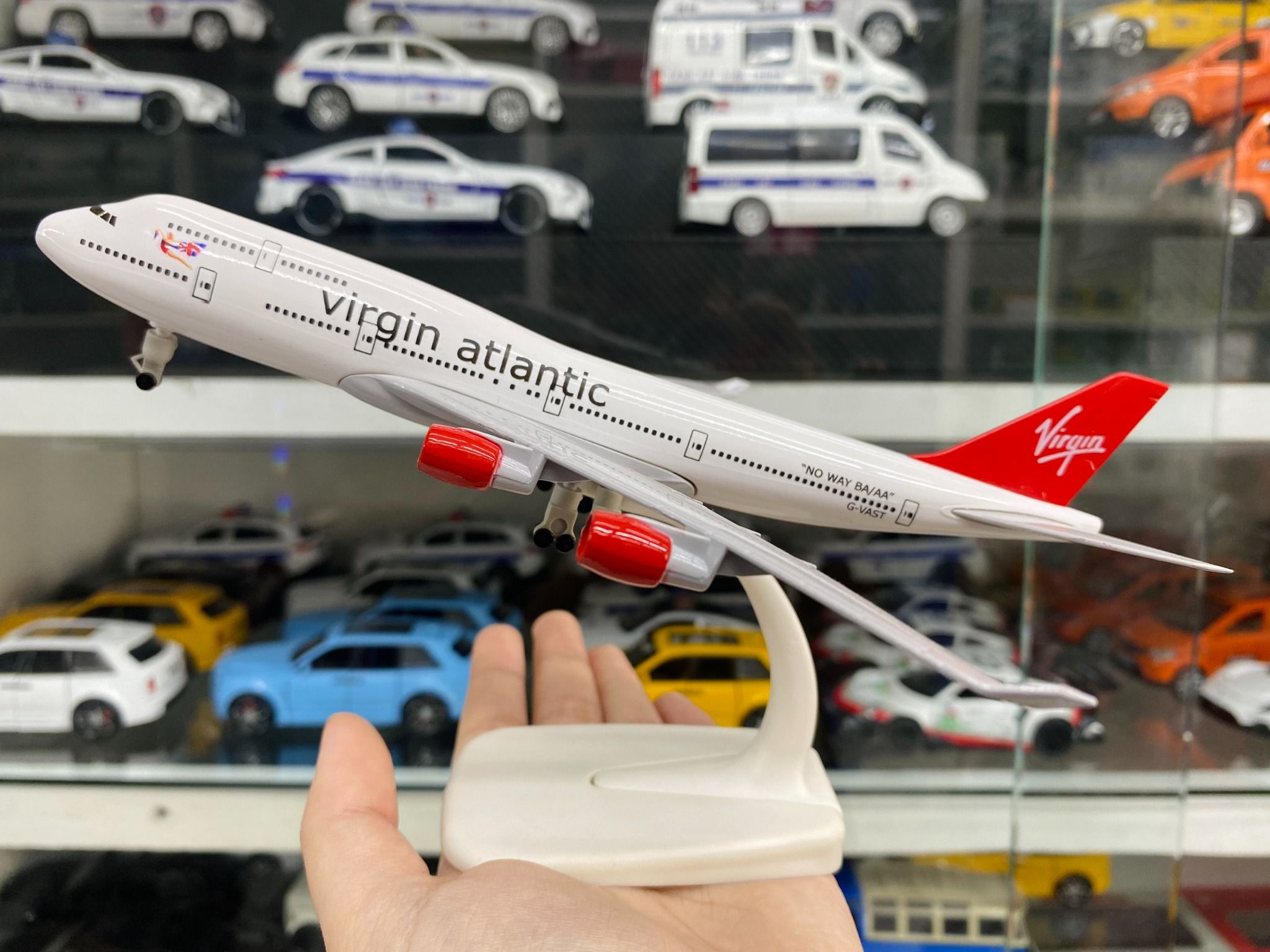 Mô hình máy bay Canada Virgin Atlantic Airways Boeing B747 20cm MB20072