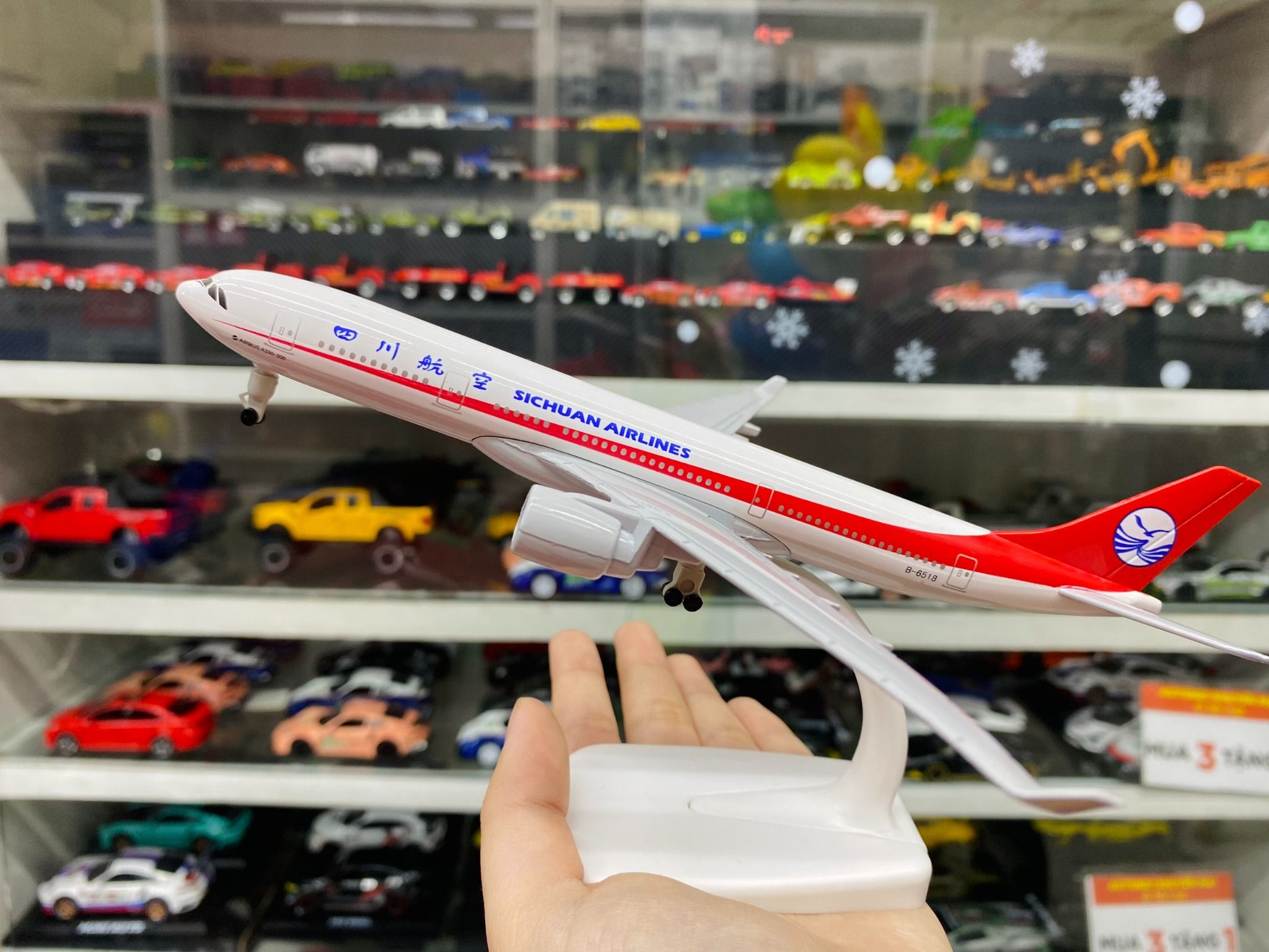 Mô hình máy bay Hãng Hàng Không Tứ Xuyên Airbus Sichuan A330 có bánh xe 20cm MB20073