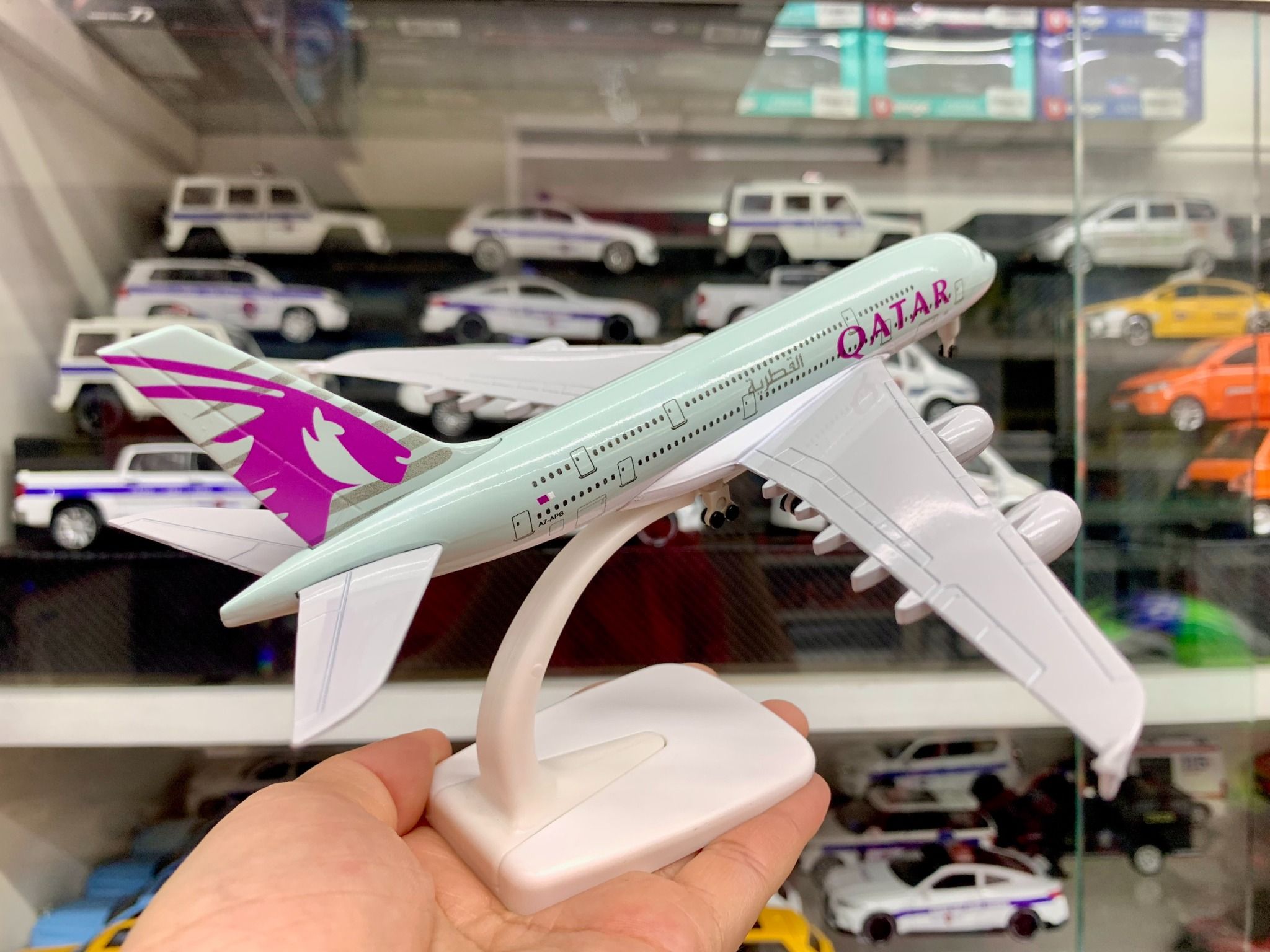 Mô hình máy bay Qatar Airbus A380 20cm MB20075