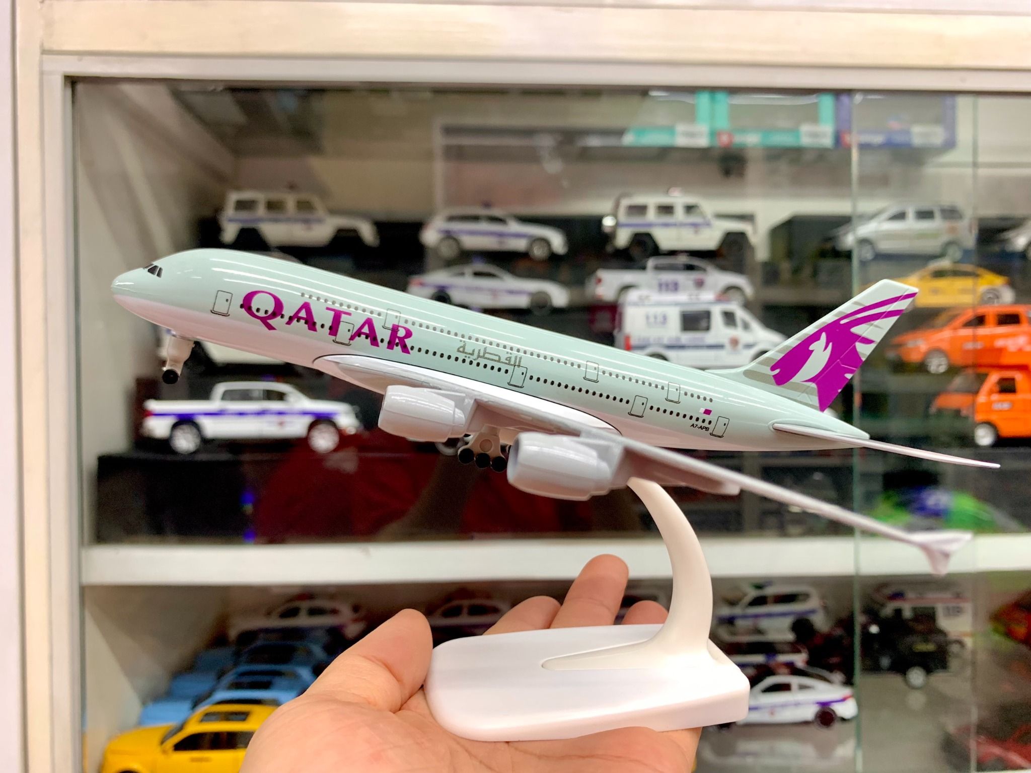 Mô hình máy bay Qatar Airbus A380 20cm MB20075