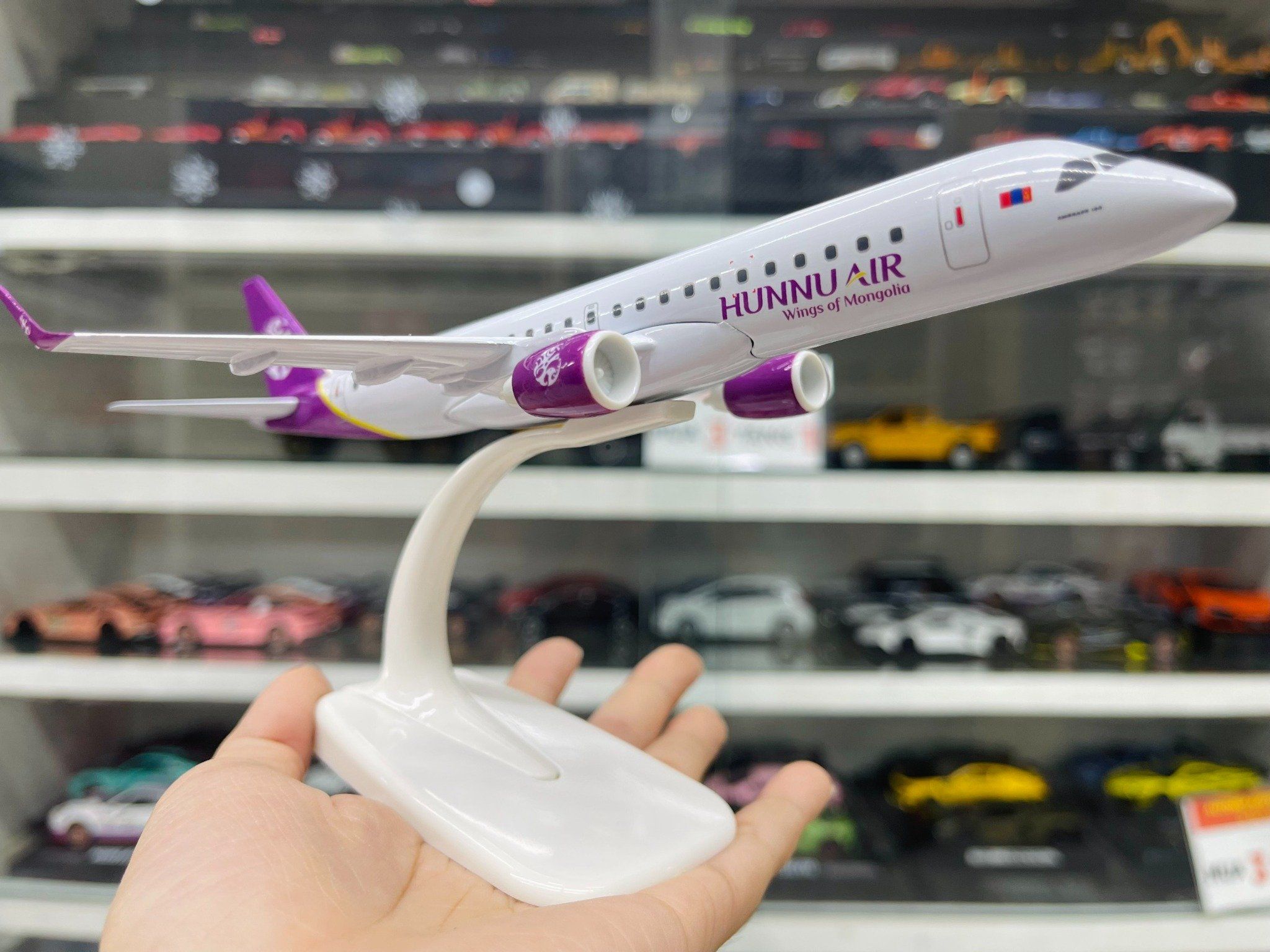 Mô hình máy bay Mông Cổ Hunnu Air Embraer E190 kích thước 20cm MB20081