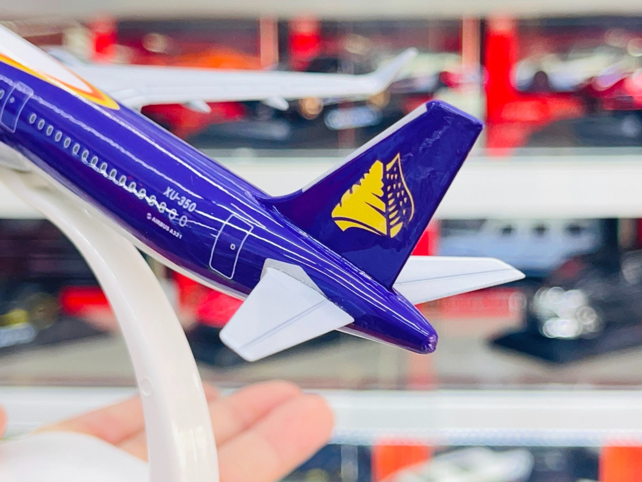 Mô hình máy bay Cambodia Angkor Air Airbus A321 kích thước 20cm MB20082