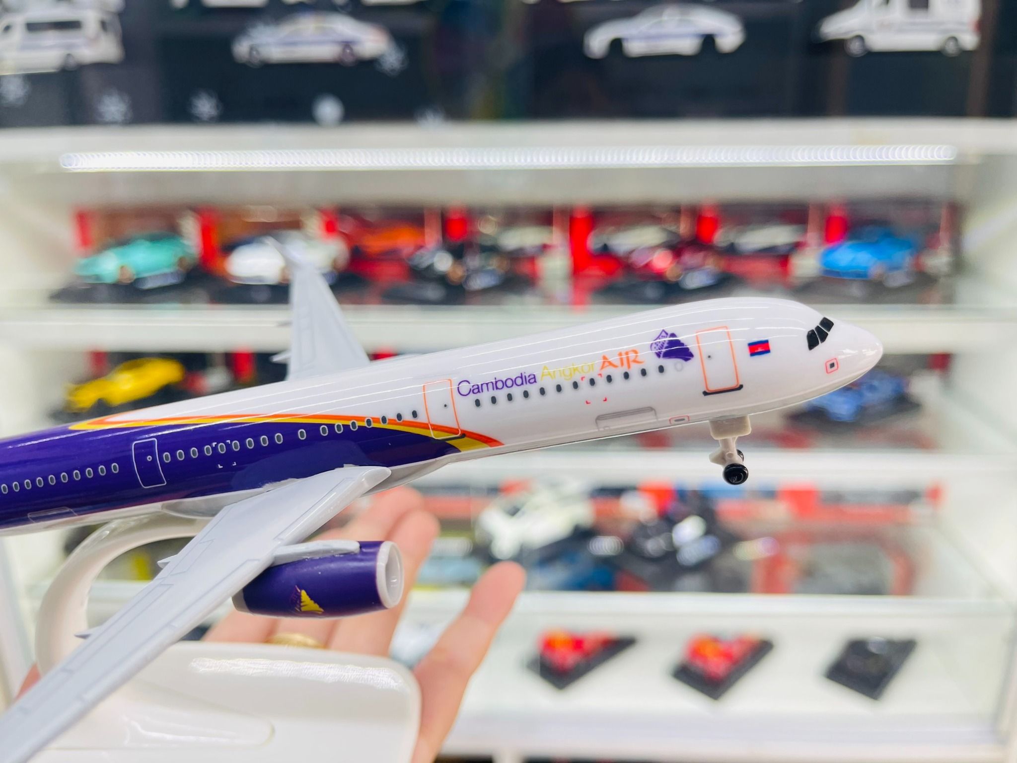 Mô hình máy bay Cambodia Angkor Air Airbus A321 kích thước 20cm MB20082