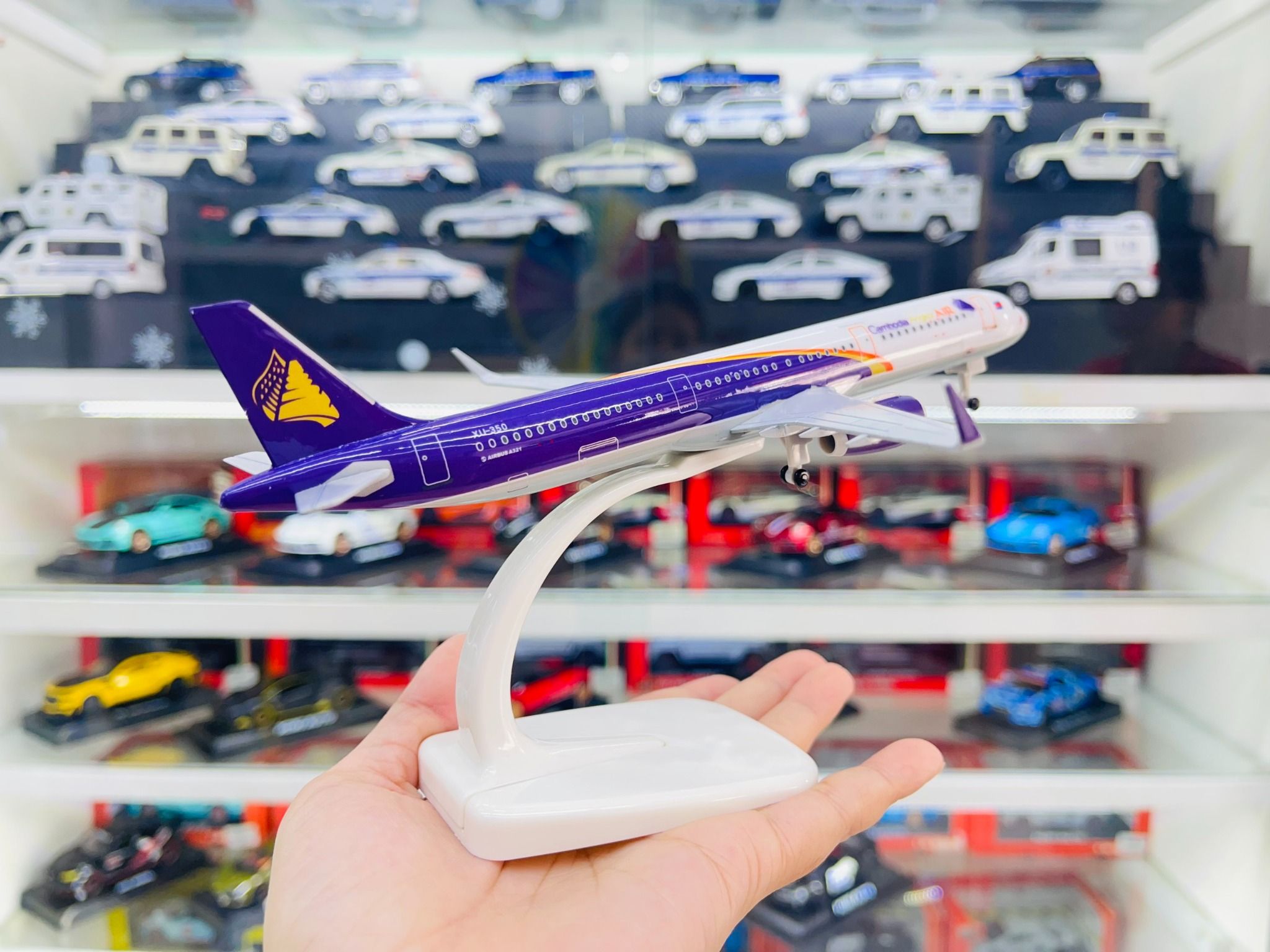 Mô hình máy bay Cambodia Angkor Air Airbus A321 kích thước 20cm MB20082