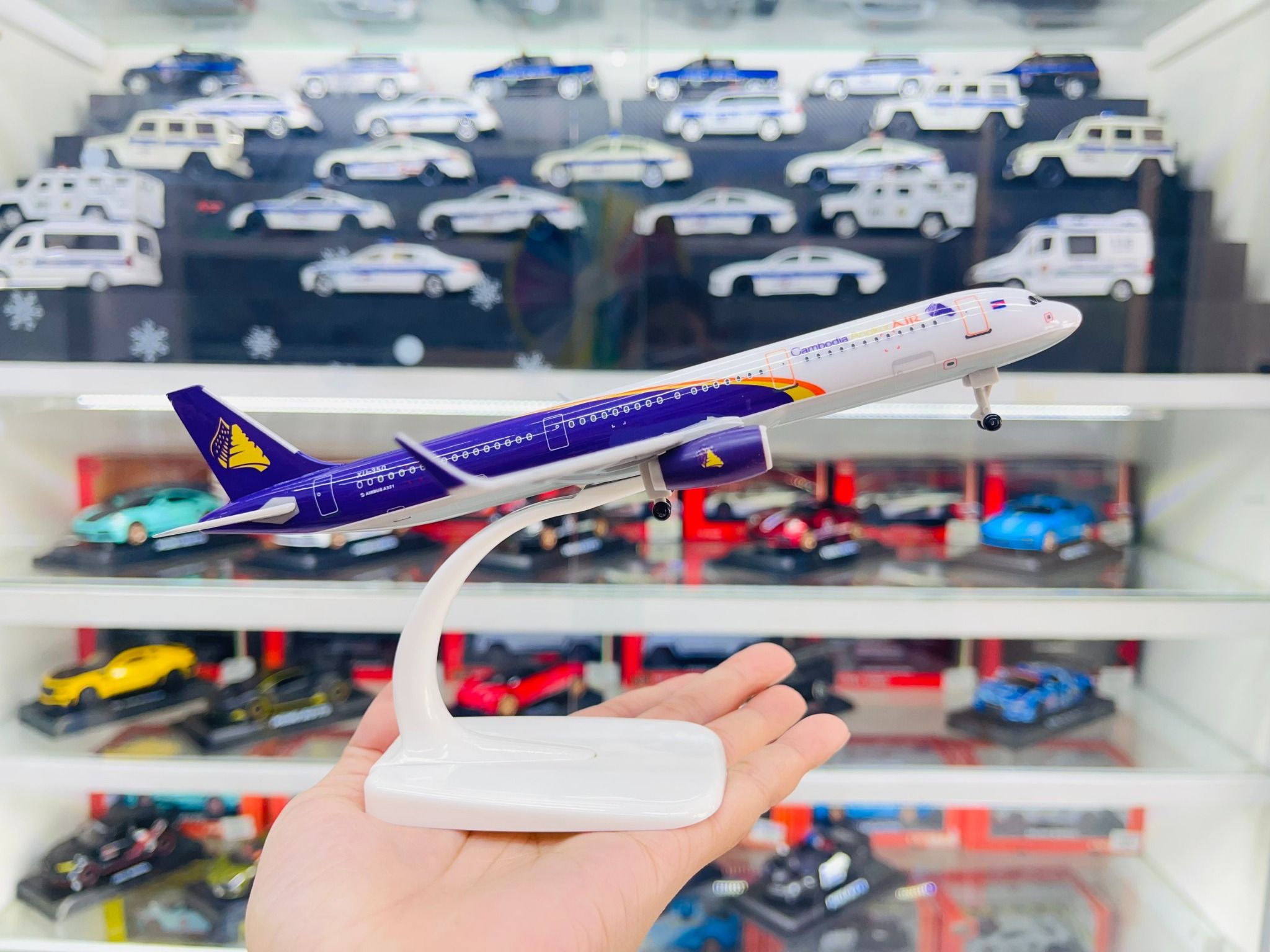 Mô hình máy bay Cambodia Angkor Air Airbus A321 kích thước 20cm MB20082