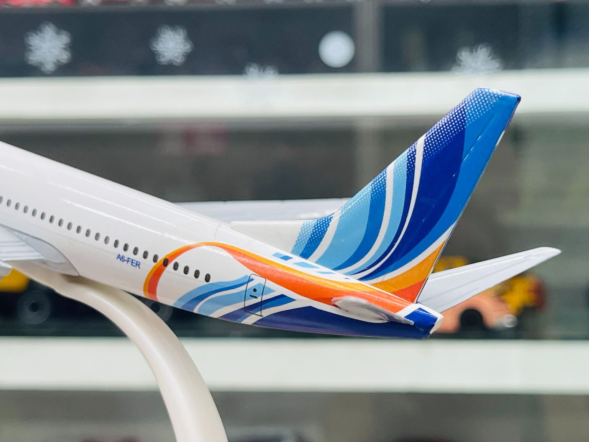 Mô hình máy bay Fly Dubai Airlines Boeing B737 kích thước 20cm MB20083