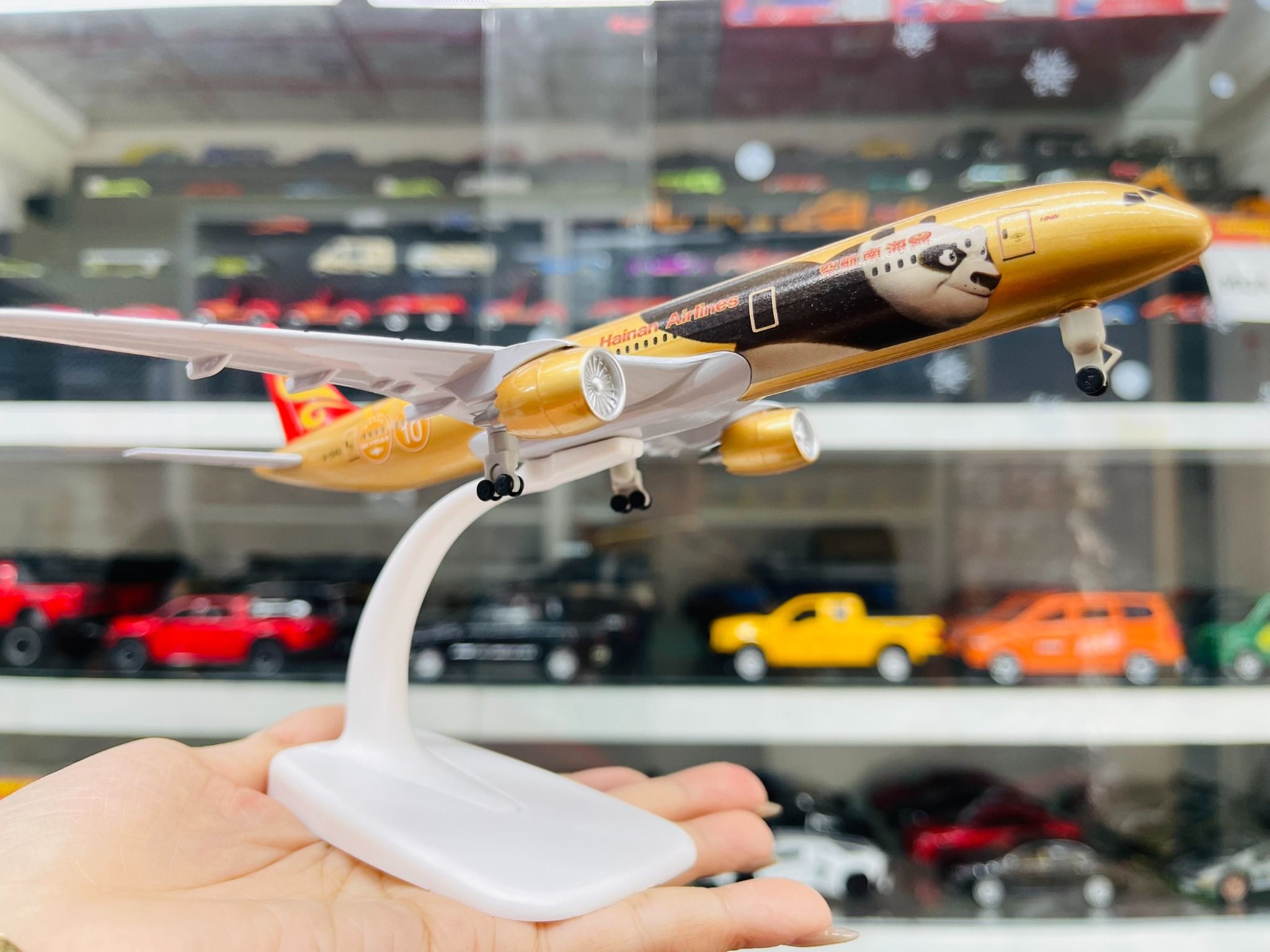 Mô hình máy bay Hainan Panda Boeing B787 gold kích thước 20cm MB20090