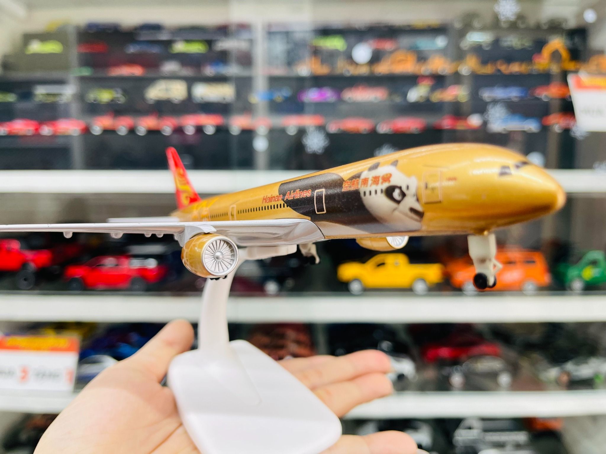 Mô hình máy bay Hainan Panda Boeing B787 gold kích thước 20cm MB20090