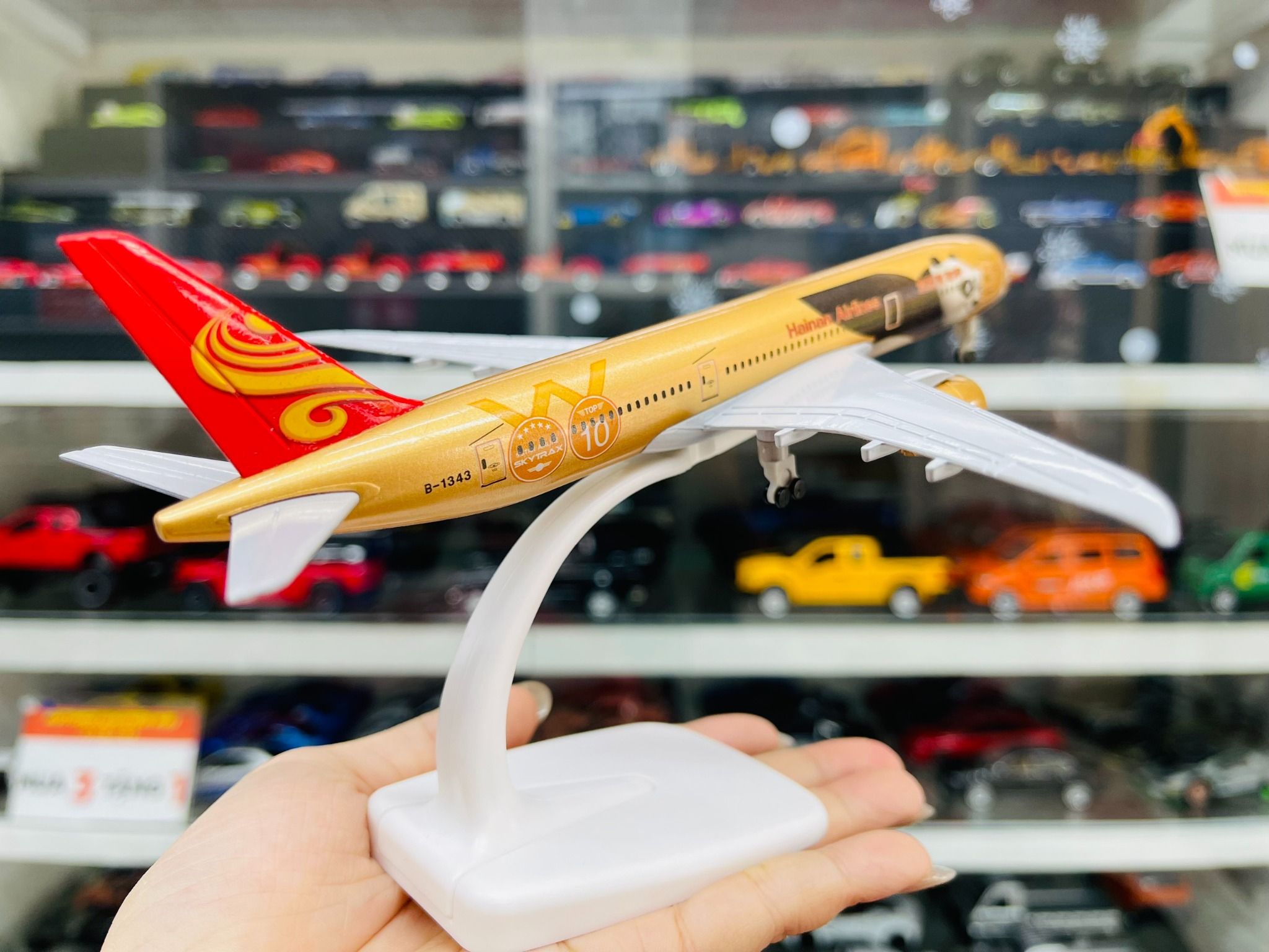 Mô hình máy bay Hainan Panda Boeing B787 gold kích thước 20cm MB20090
