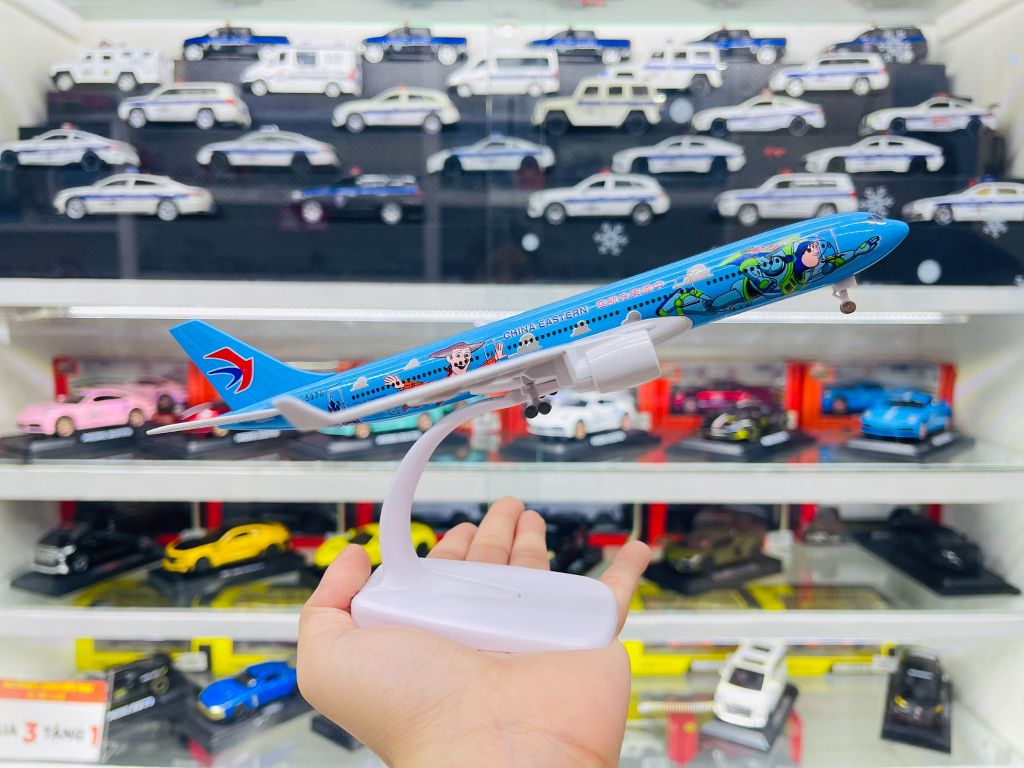 Mô hình máy bay China Eastern Buzz & Woody Airbus A330 kích thước 20cm MB20095